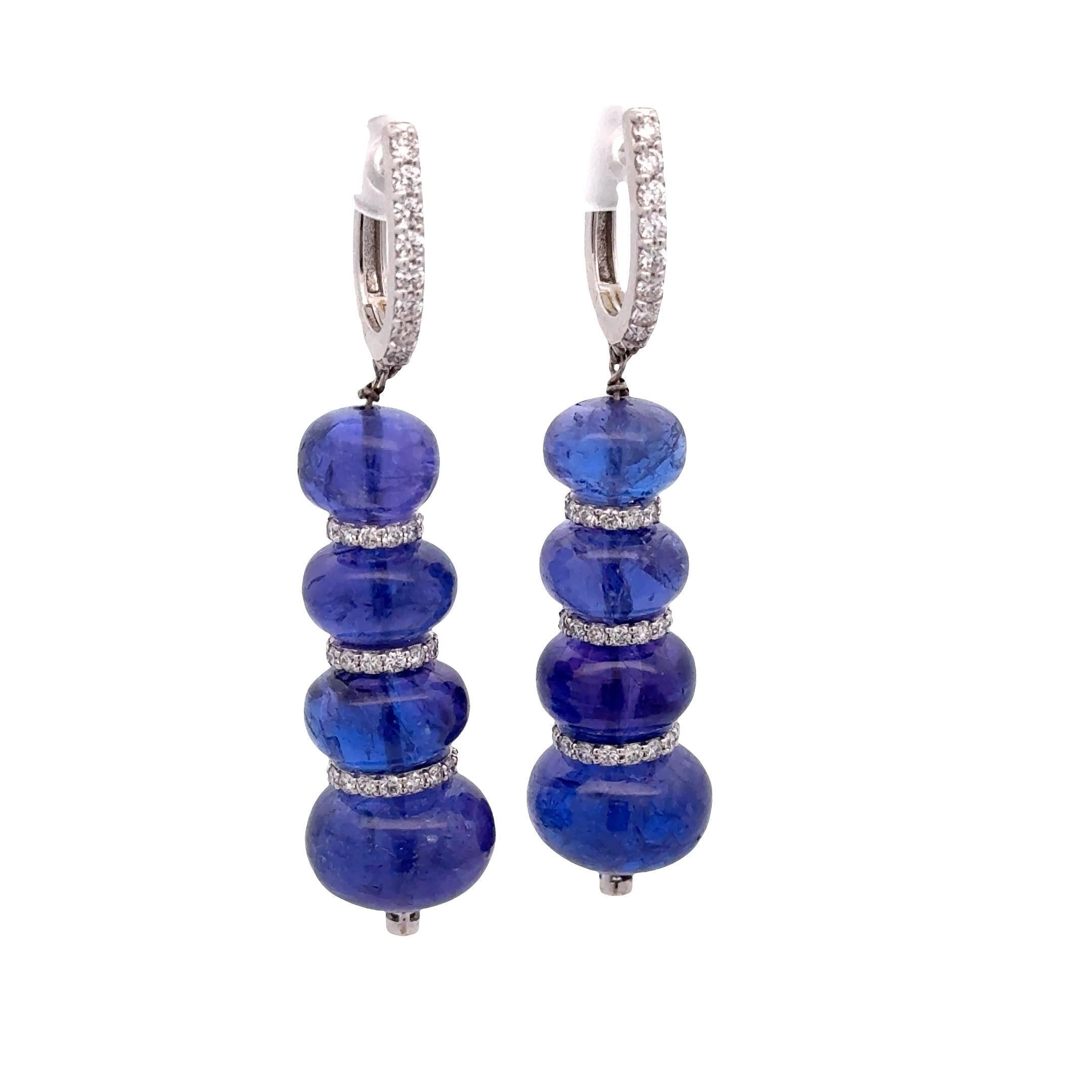 Realizzati in oro bianco 18 carati, questi orecchini a goccia sono un'aggiunta affascinante a qualsiasi collezione, con 72,20 carati di perle di tanzanite. Gli orecchini sono impreziositi da 2,09 carati di diamanti bianchi a taglio rotondo che