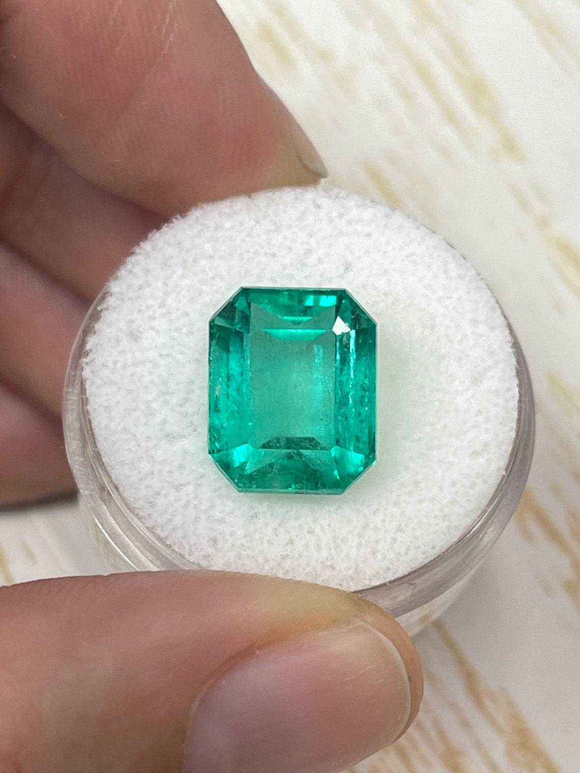A. Stone: Smeraldo
Peso: 7,22 carati
Forma: Taglio smeraldo
Chiarezza: Trasparente
Lucentezza: Molto buono
Colore: Greene & Greene bluastro
Misure: 12,65 mm x 10,30 mm x 8,00 mm
Origine geografica: Colombia
Trattamento: Naturale, oliatura

Commenti: