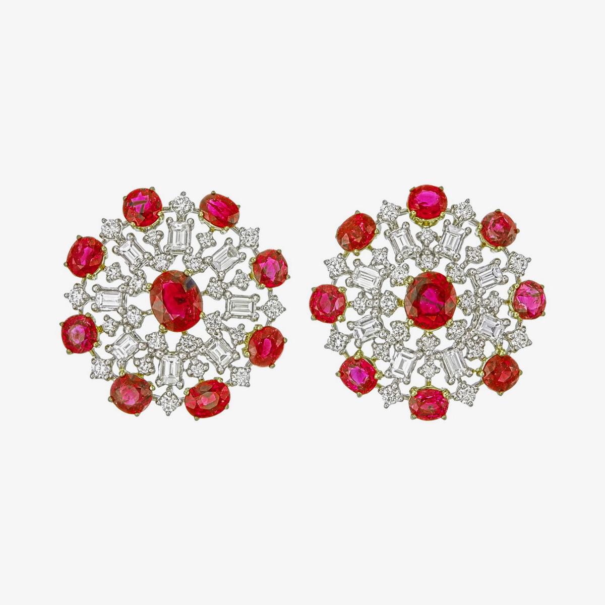 Gli eleganti orecchini con rubino birmano e diamanti di REWA jewels sono realizzati a mano in oro bianco 18 carati.

Ha 18 pezzi di rubini Burma No Heat del peso di 7,23 carati circa. Rubini di queste dimensioni e colore sono rari da trovare.

Gli