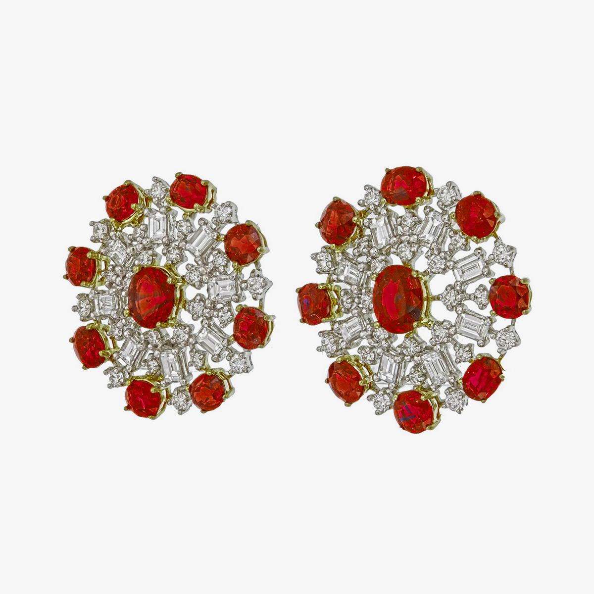 Taglio rotondo Rubino Burma da 7.23 carati  Orecchini con diamanti e senza calore in oro bianco 18 carati in vendita