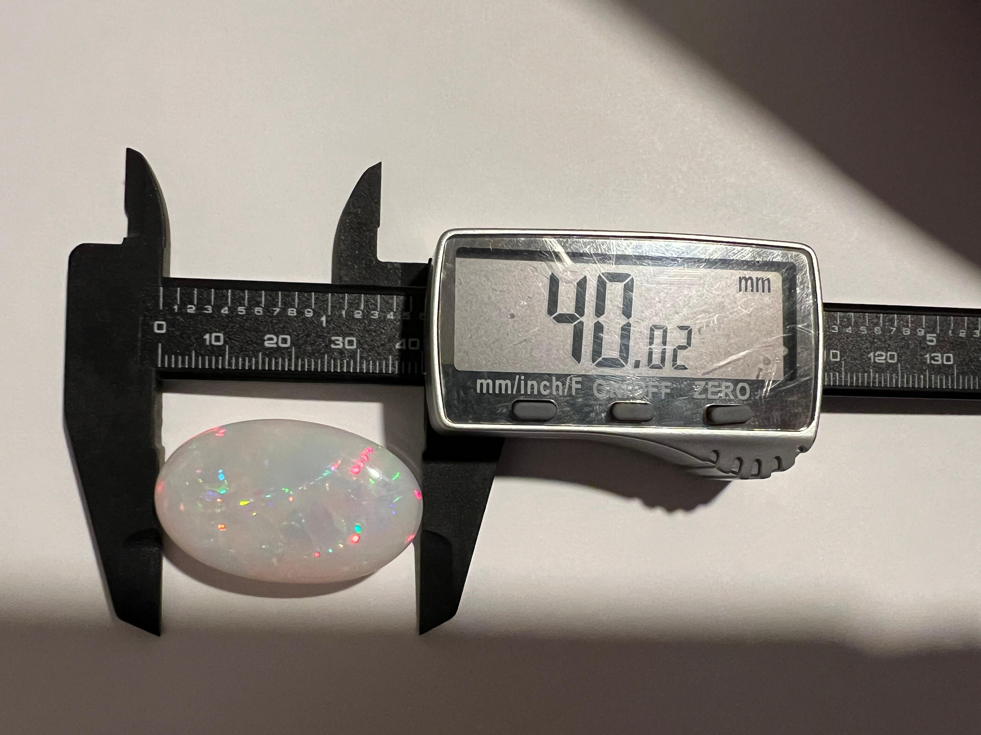 72,30 Karat Ovalform Natürlicher Opal Loser Edelstein  (Ovalschliff) im Angebot