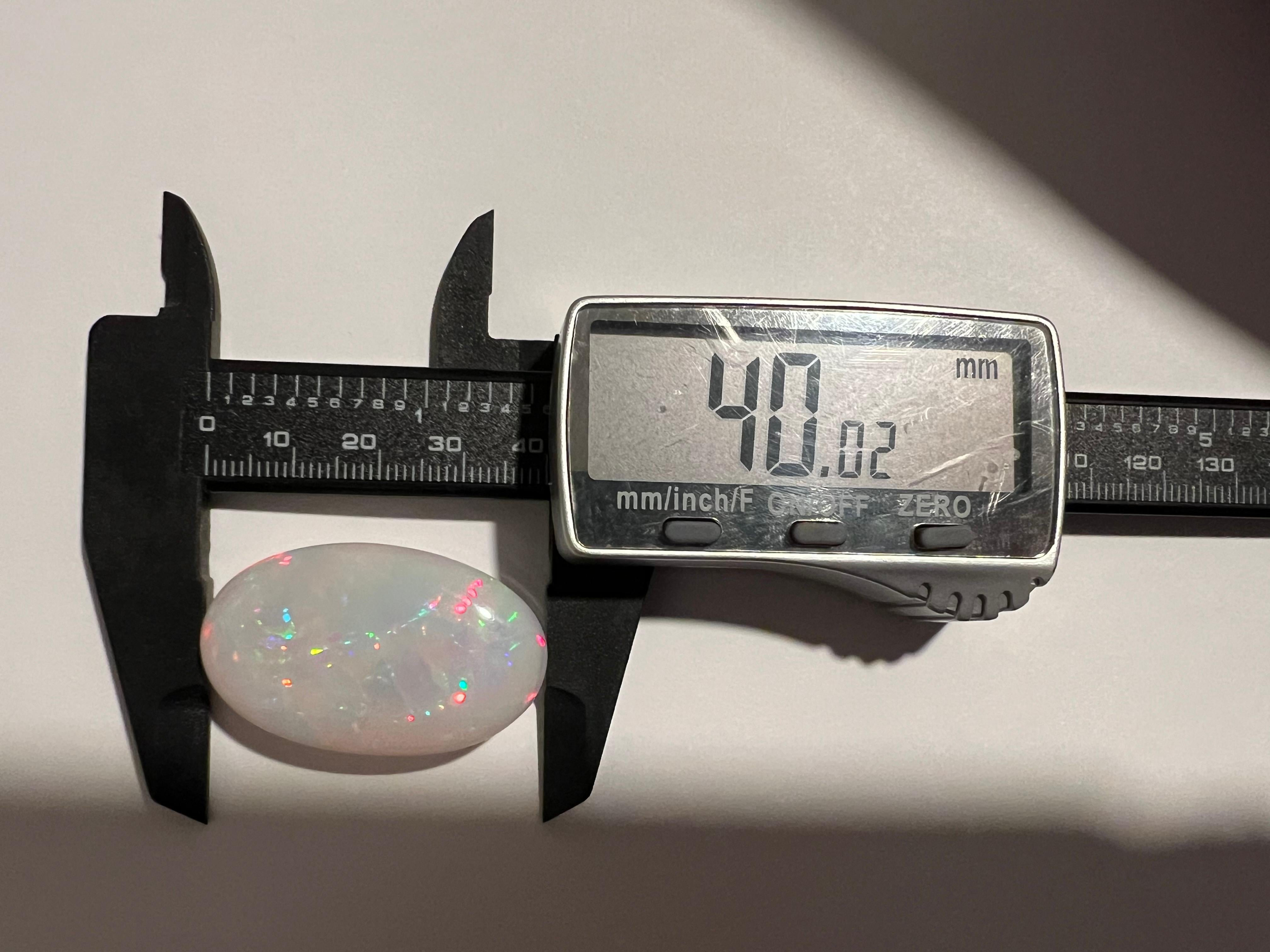72,30 Karat Ovalform Natürlicher Opal Loser Edelstein (Ovalschliff) im Angebot