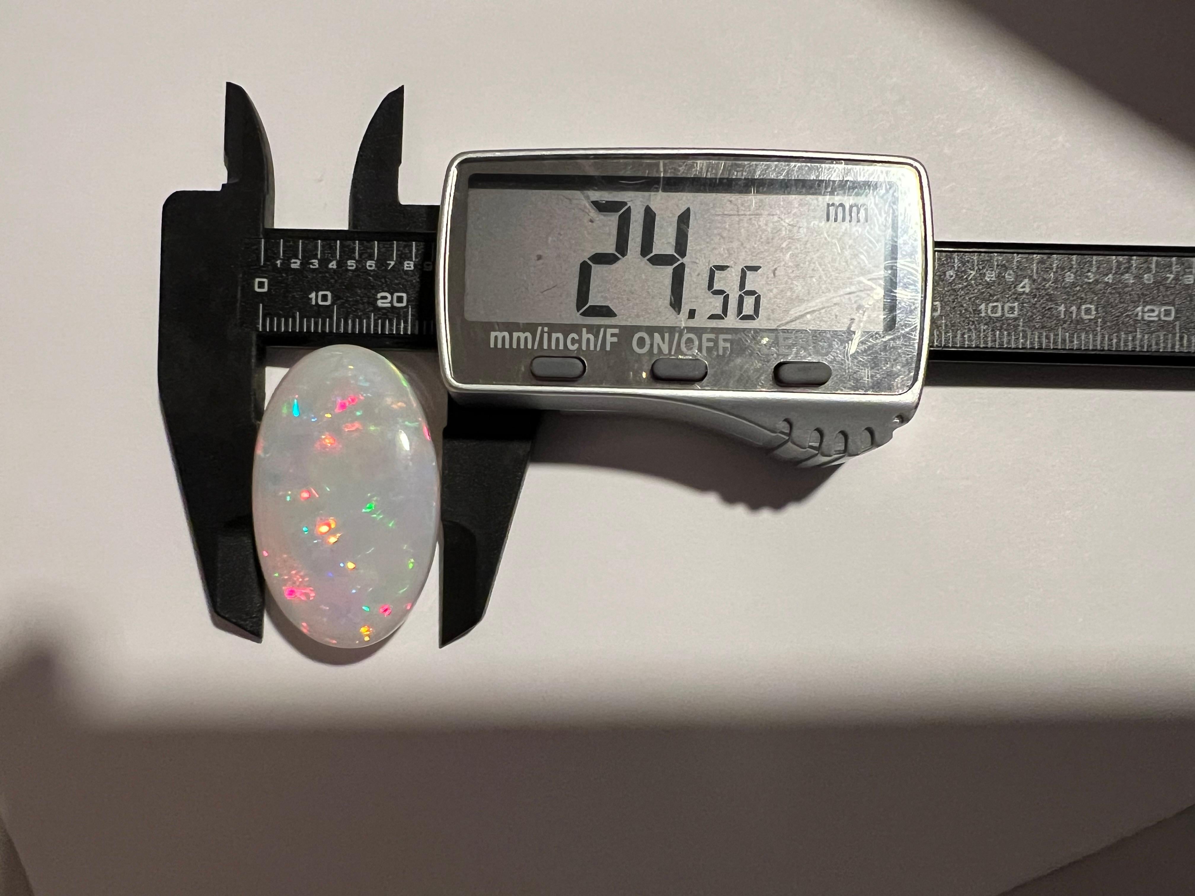 72.30 Carat Oval Shape Natural Opal Loose Gemstone (Opale naturelle en vrac)  Unisexe en vente