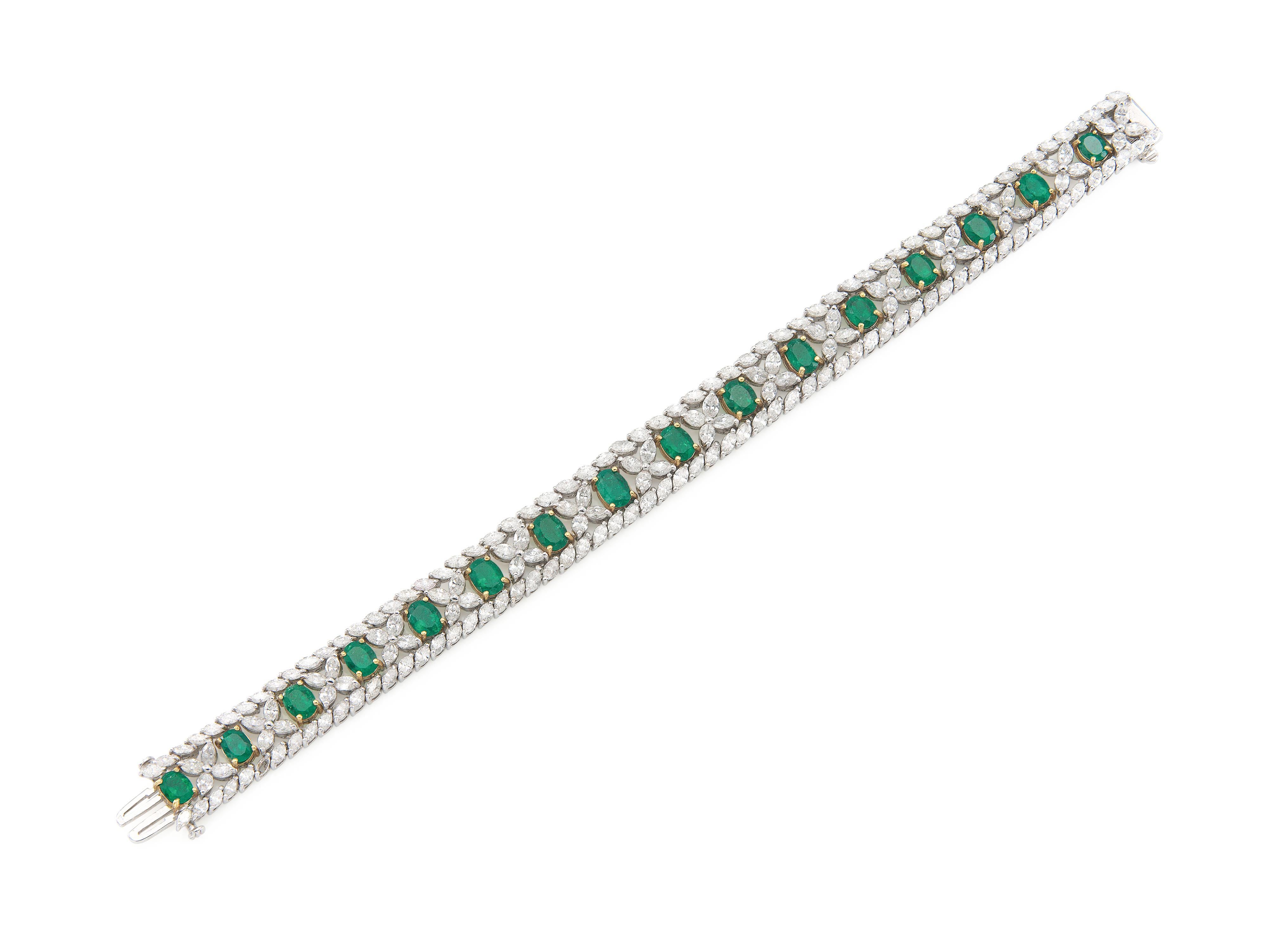 Finement réalisé en or blanc et jaune 18k avec 16 émeraudes de taille ovale pesant au total 7,25 carats et des diamants de taille marquise pesant au total 12,90 carats.
Taille 7 pouces