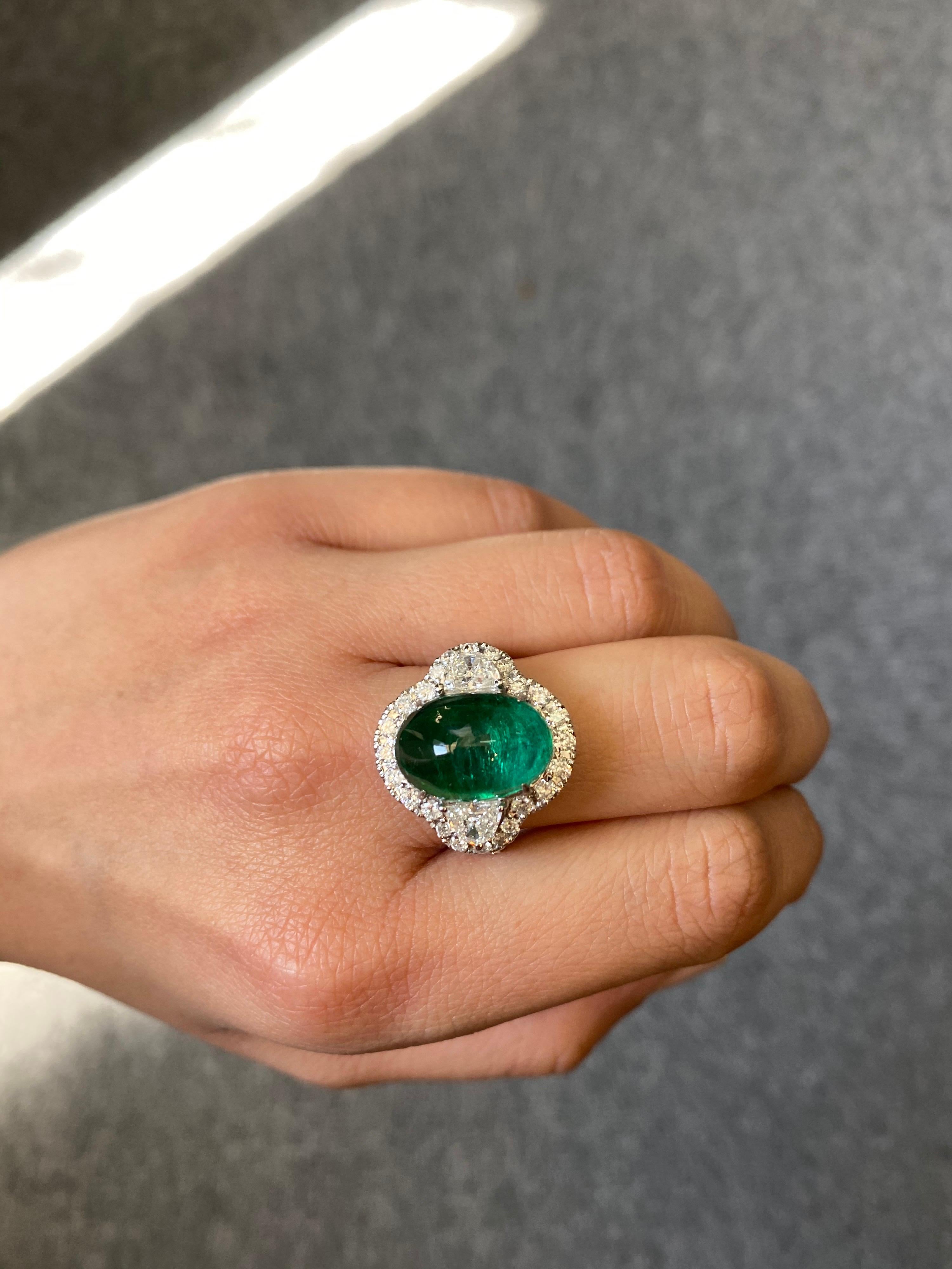 7,25 Karat Smaragd und Diamant Dreistein-Verlobungsring (Moderne) im Angebot