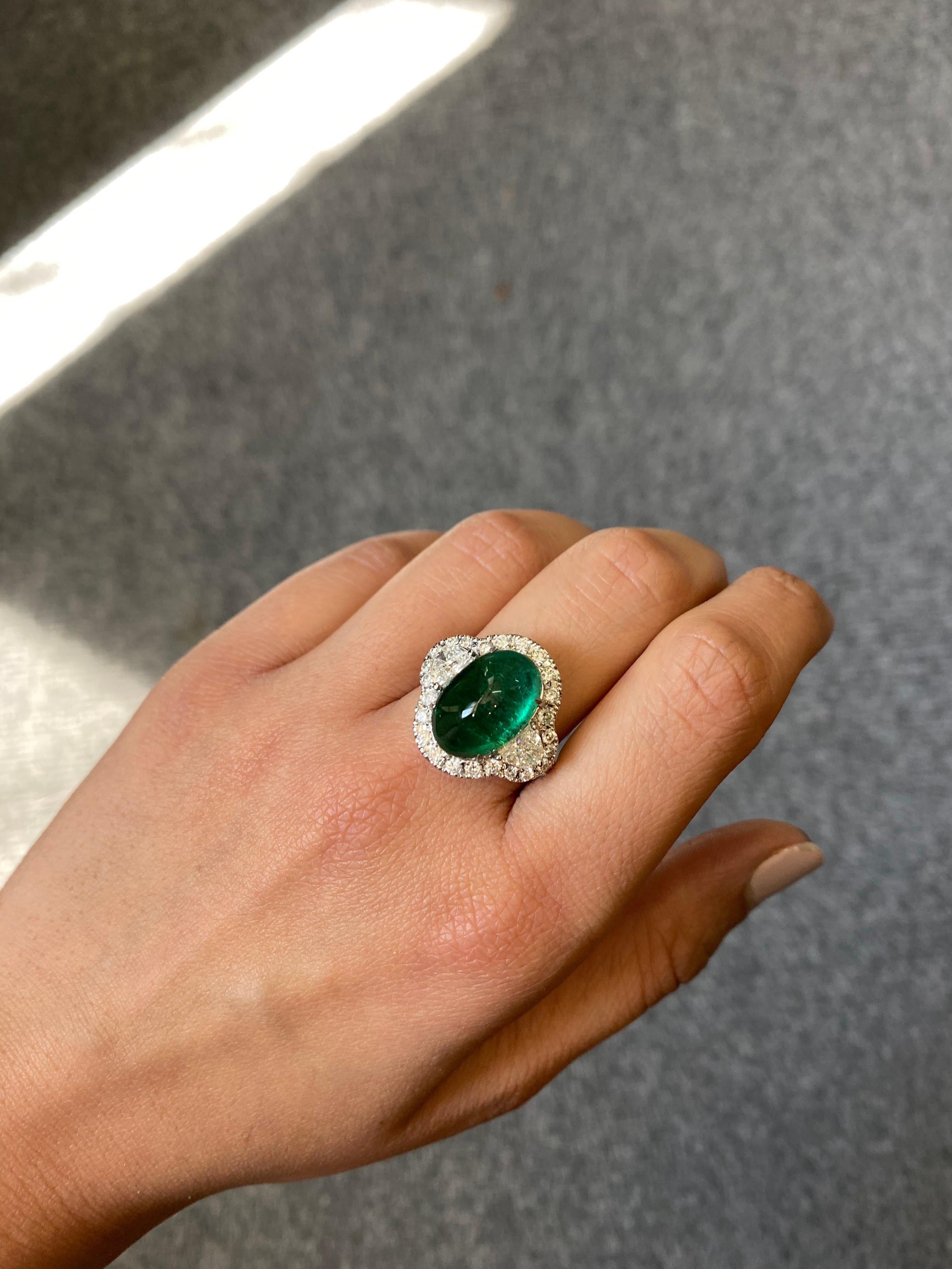 7,25 Karat Smaragd und Diamant Dreistein-Verlobungsring (Ovalschliff) im Angebot