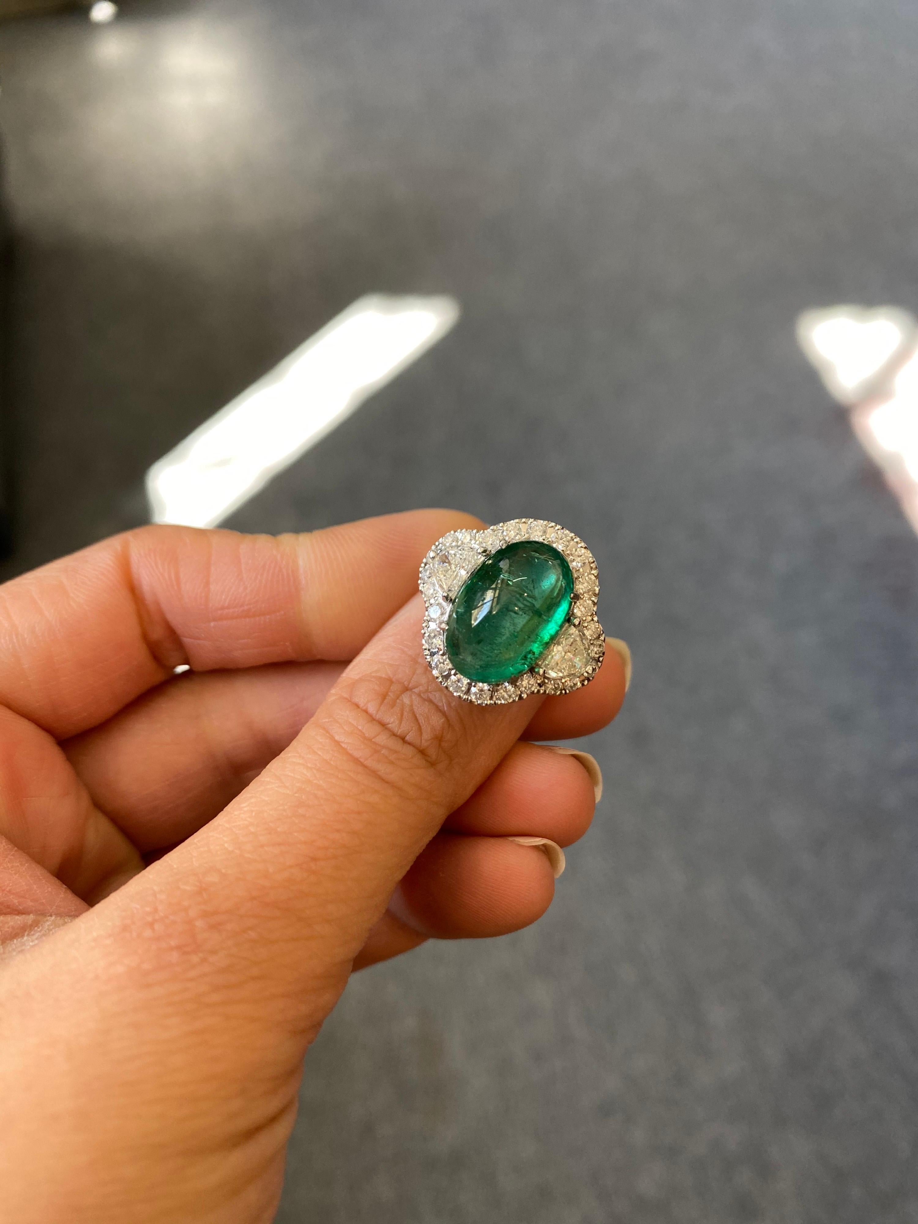 7,25 Karat Smaragd und Diamant Dreistein-Verlobungsring im Zustand „Neu“ im Angebot in Bangkok, Thailand