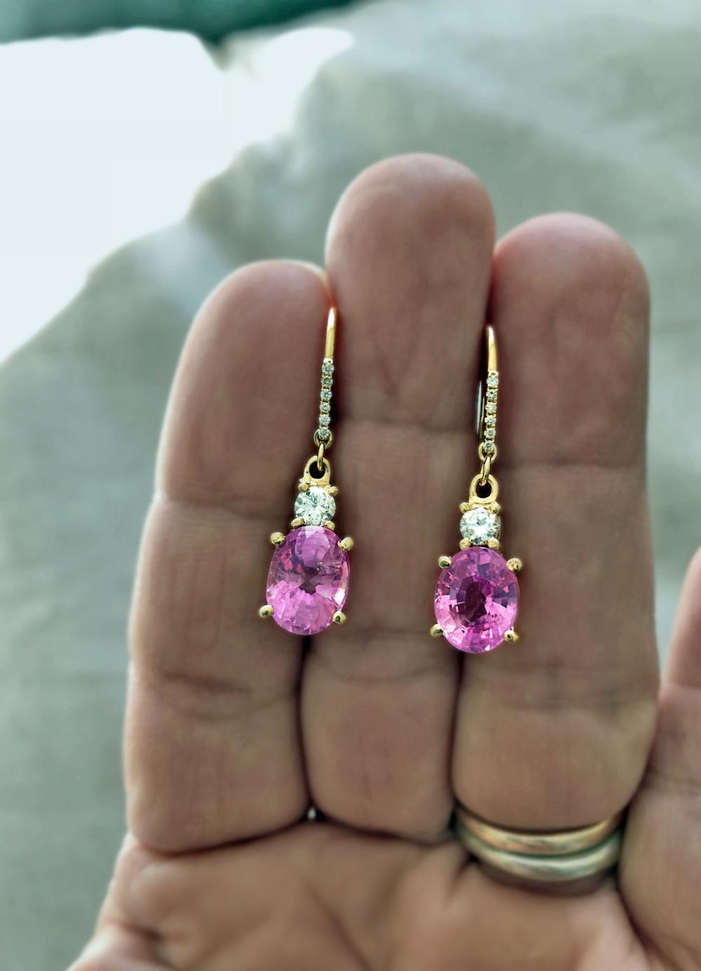 7,25 Karat natürlicher burmesischer rosa Saphir Diamant-Ohrringe 18 Karat (Ovalschliff) im Angebot