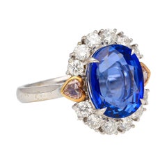 7.25 Carat No Heat Oval Cut Blue Sapphire Ring With Pink Diamond Side Stones (Bague saphir bleu sans chaleur avec pierres latérales en diamant rose)