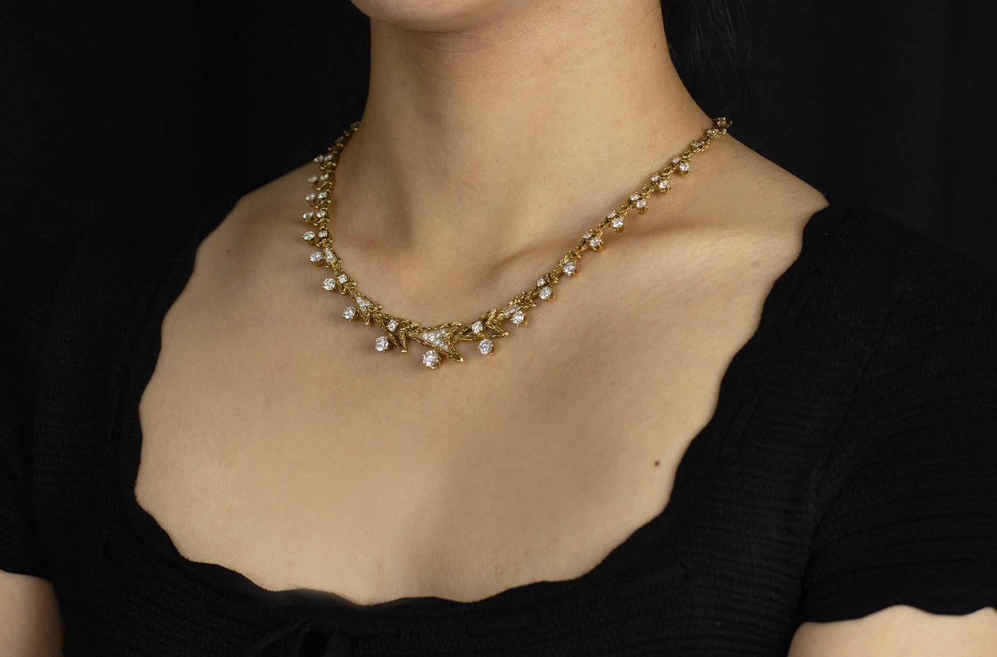 7,25 Karat Total Brillant Rundschliff Diamant Mode Pfeilspitze Halskette im Zustand „Hervorragend“ im Angebot in New York, NY