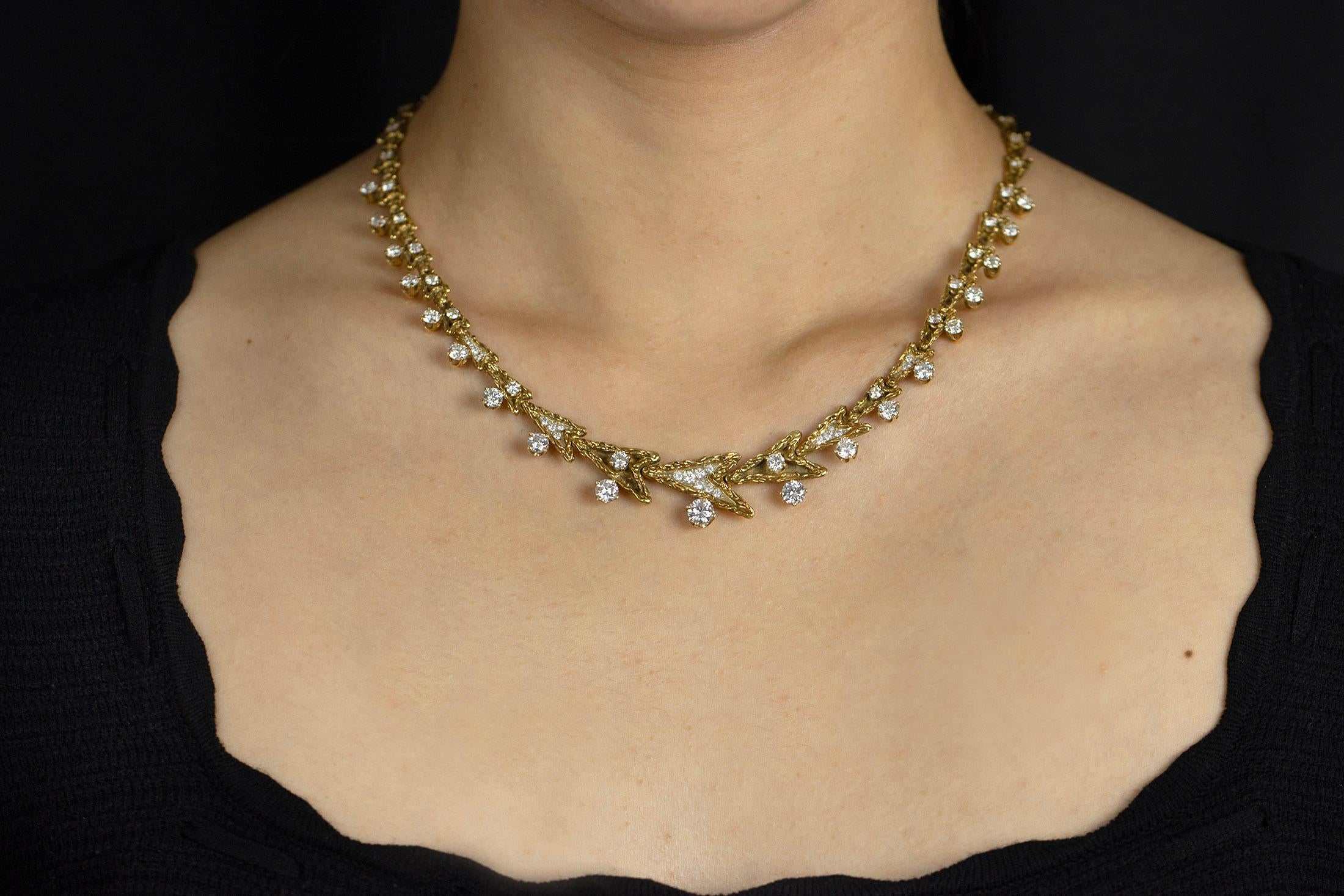 Rétro Collier Arrowhead en or jaune avec diamants ronds et brillants de 7,25 carats au total en vente