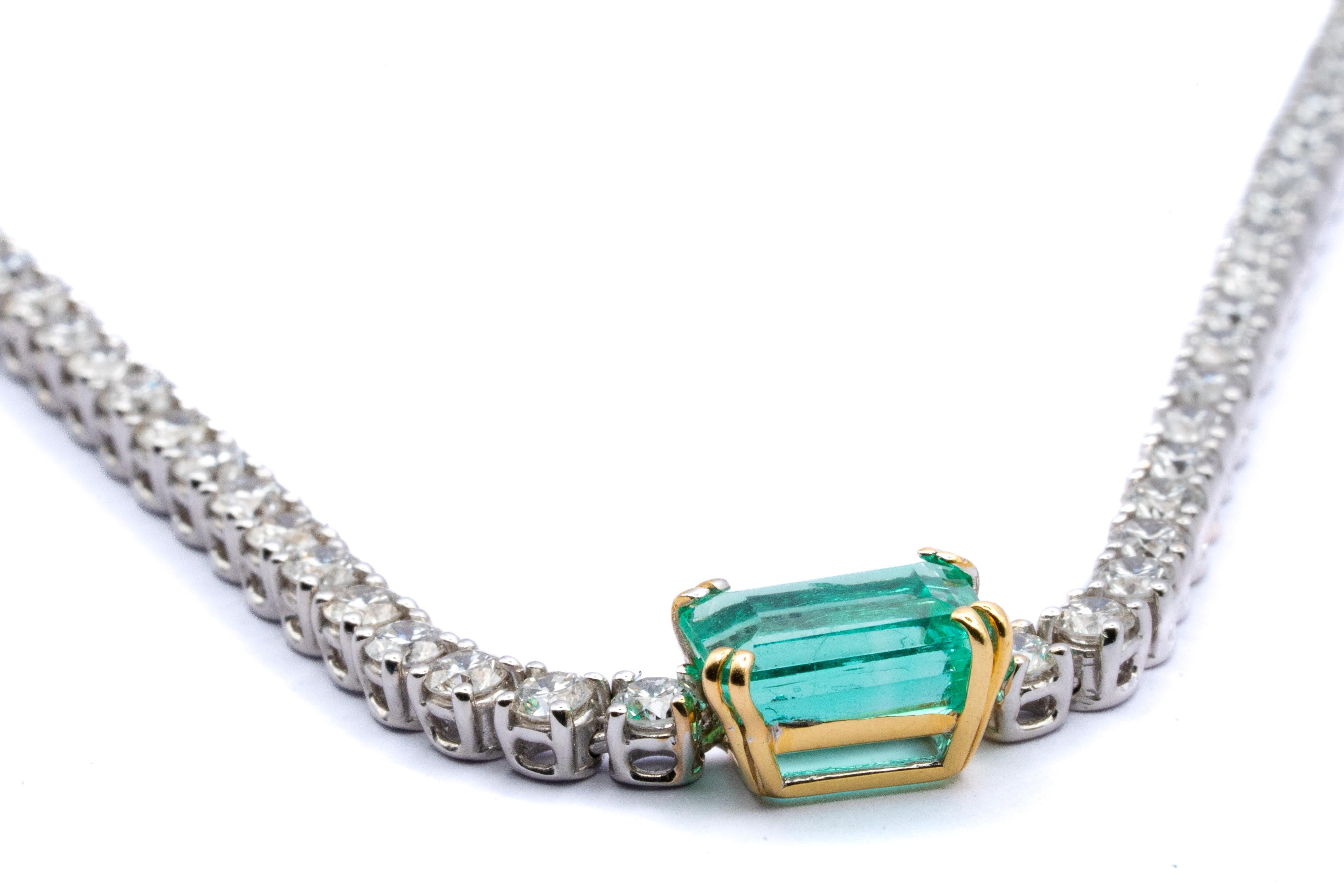 Diese wunderbare 18 Karat Weißgold Tennis Halskette rühmt sich 102 VS G Farbe Diamanten für insgesamt 7,25 Karat plus einem zentralen kolumbianischen rechteckigen Smaragd 2,15  Karat. Das Gold wiegt 24.55 Gramm.
Ein klassisches Meisterwerk, das in