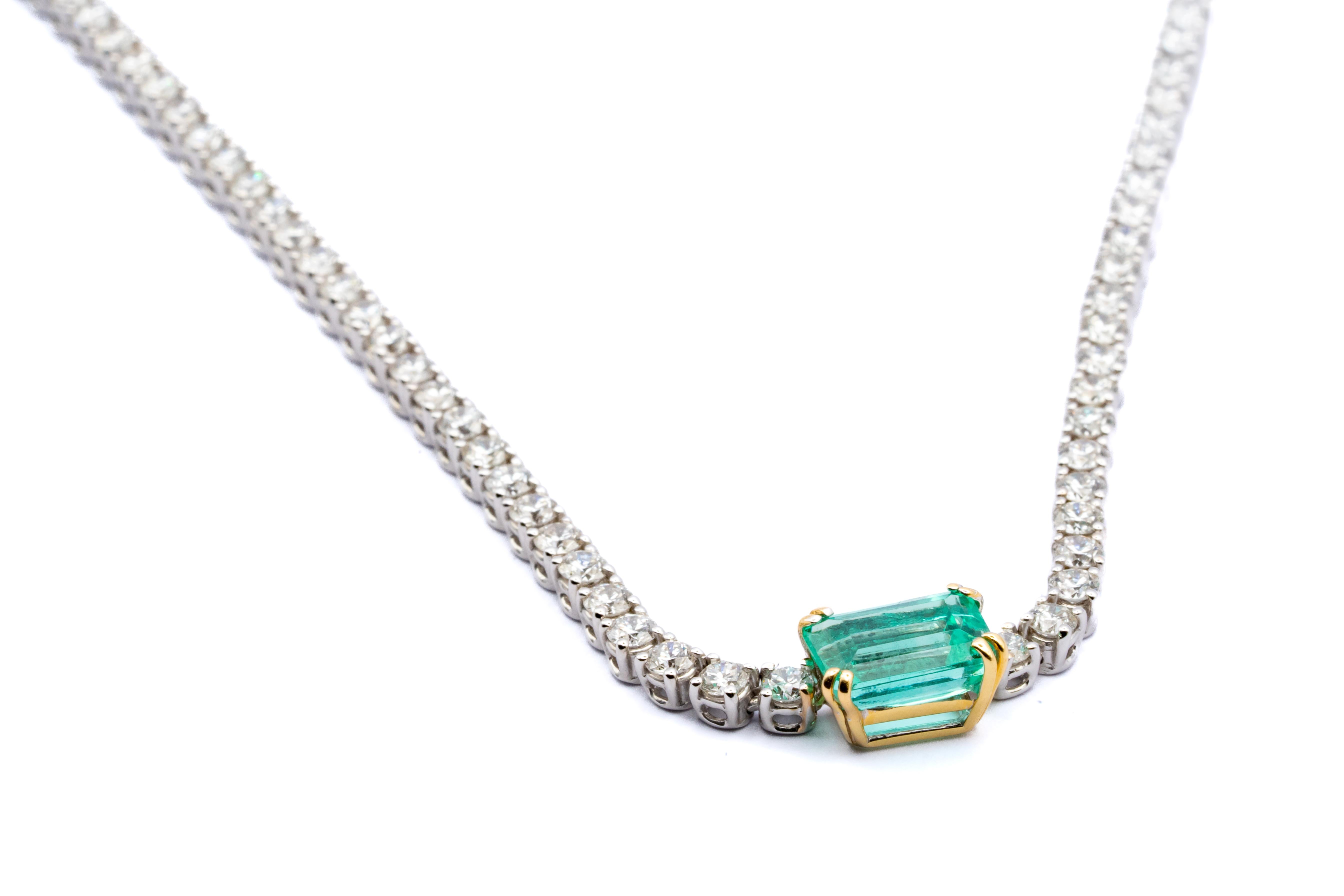 Contemporary 7.25 Carat VS G White Gold Tennis Necklace with Colombian Emerald Carat 2.15 For Sale
