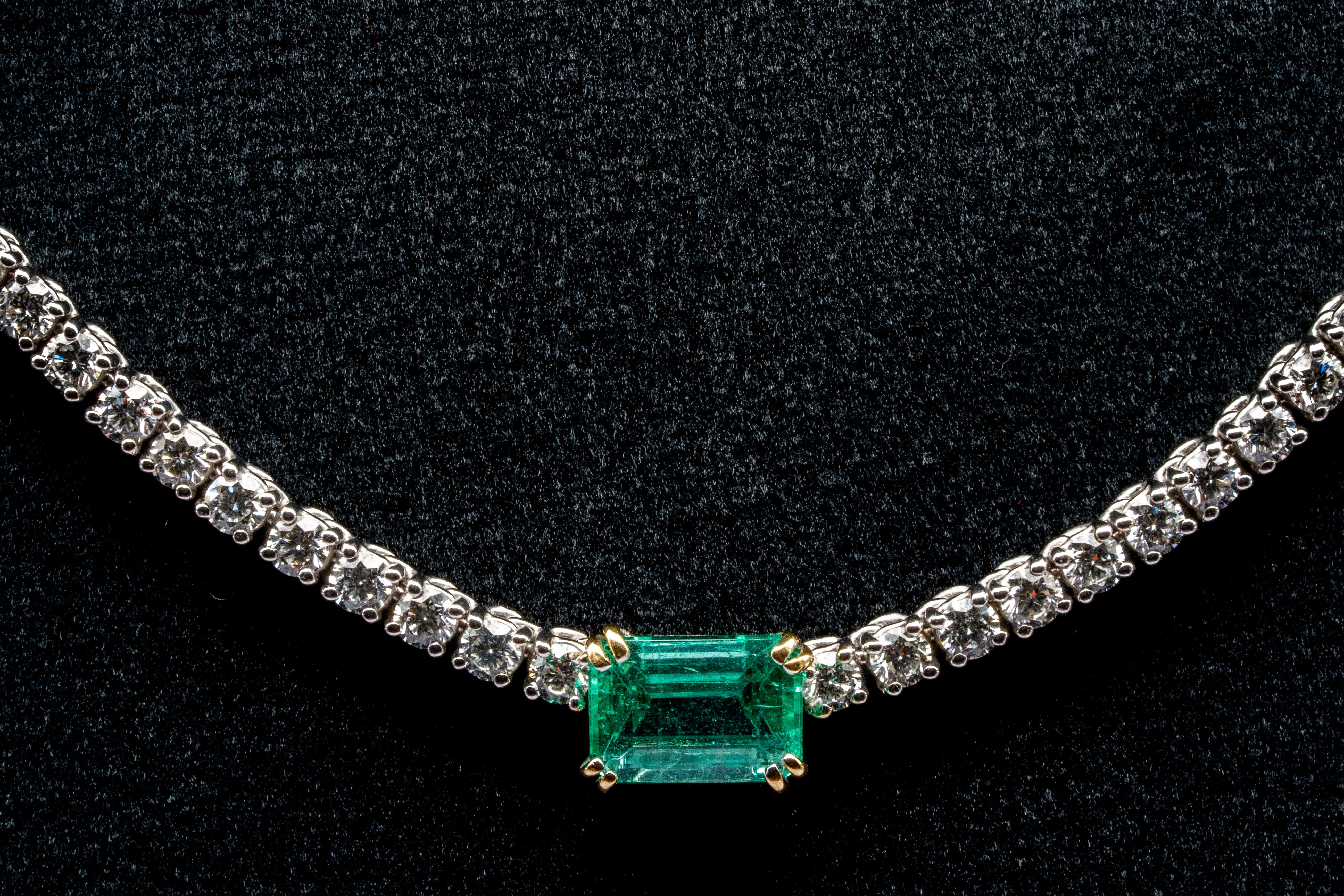 Brilliant Cut 7.25 Carat VS G White Gold Tennis Necklace with Colombian Emerald Carat 2.15 For Sale