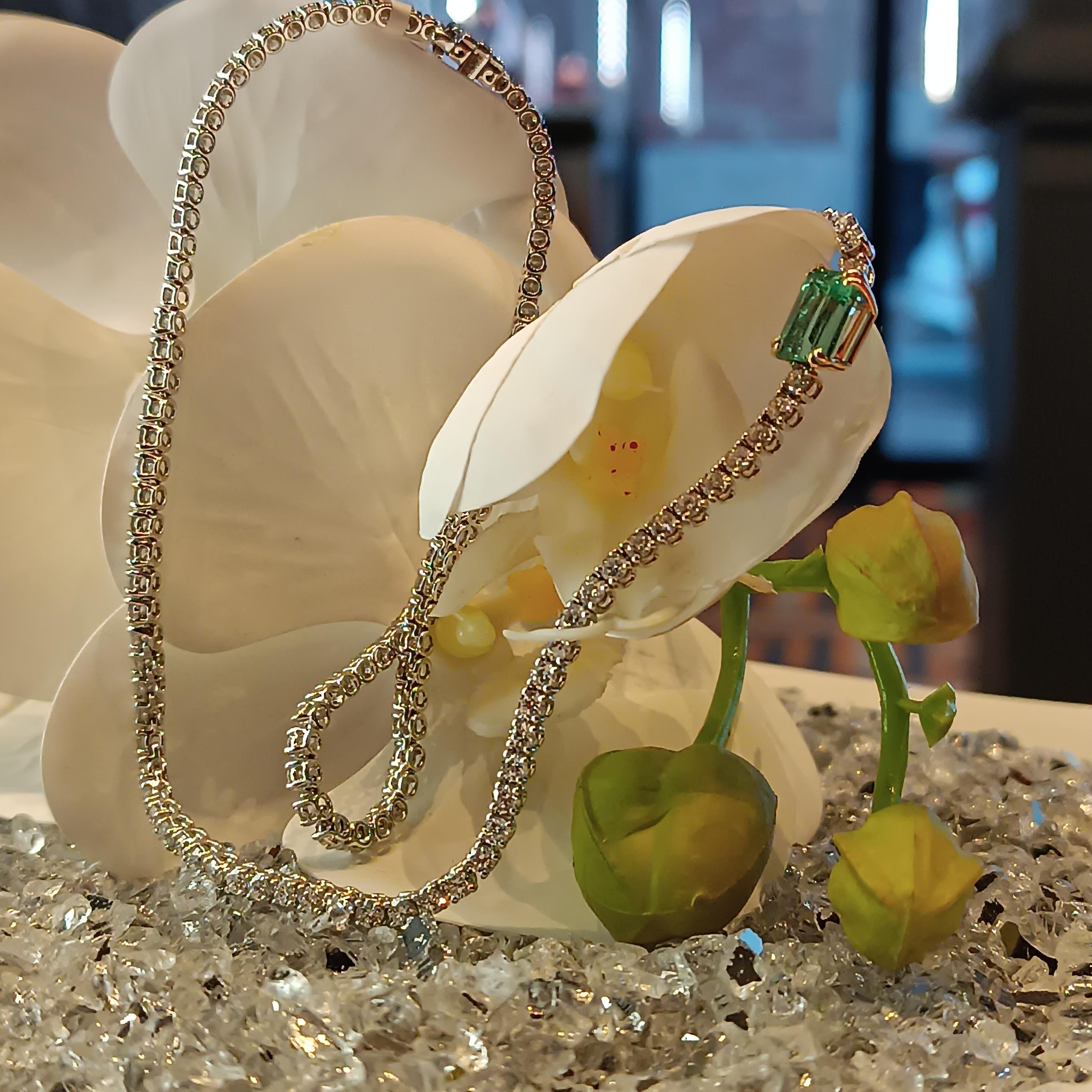 7,25 Karat VS G Weißgold Tennis-Halskette mit kolumbianischem Smaragd Karat 2,15 für Damen oder Herren im Angebot
