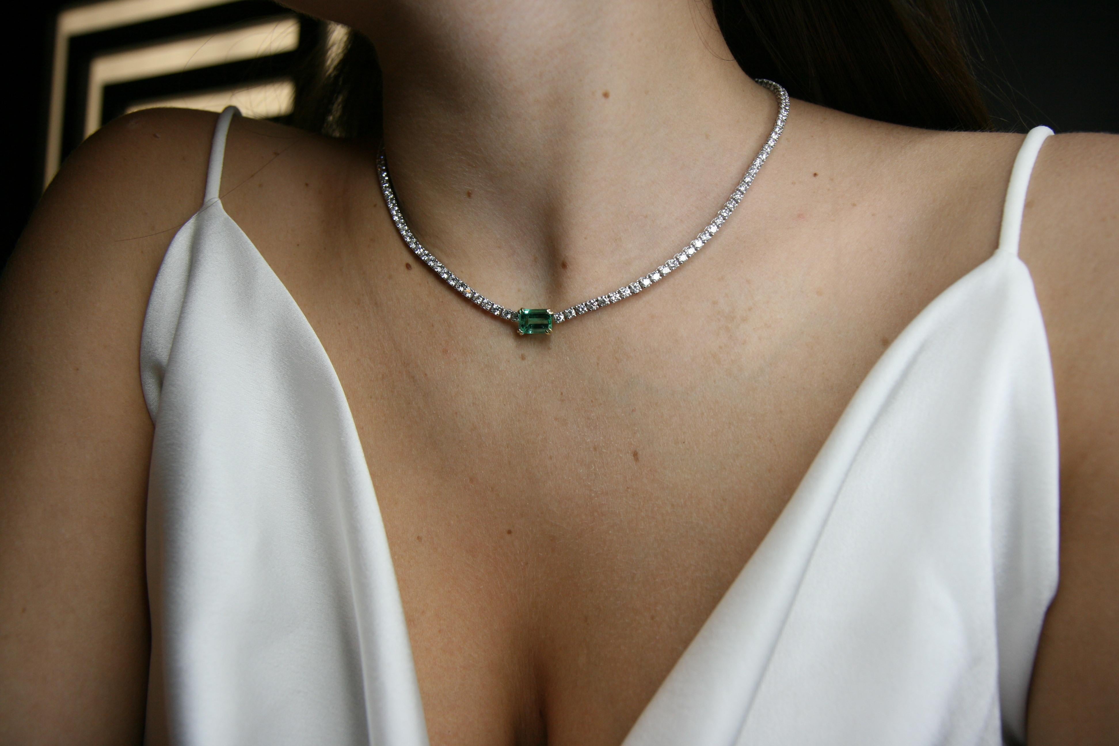 Women's or Men's 7.25 Carat VS G White Gold Tennis Necklace with Colombian Emerald Carat 2.15 For Sale