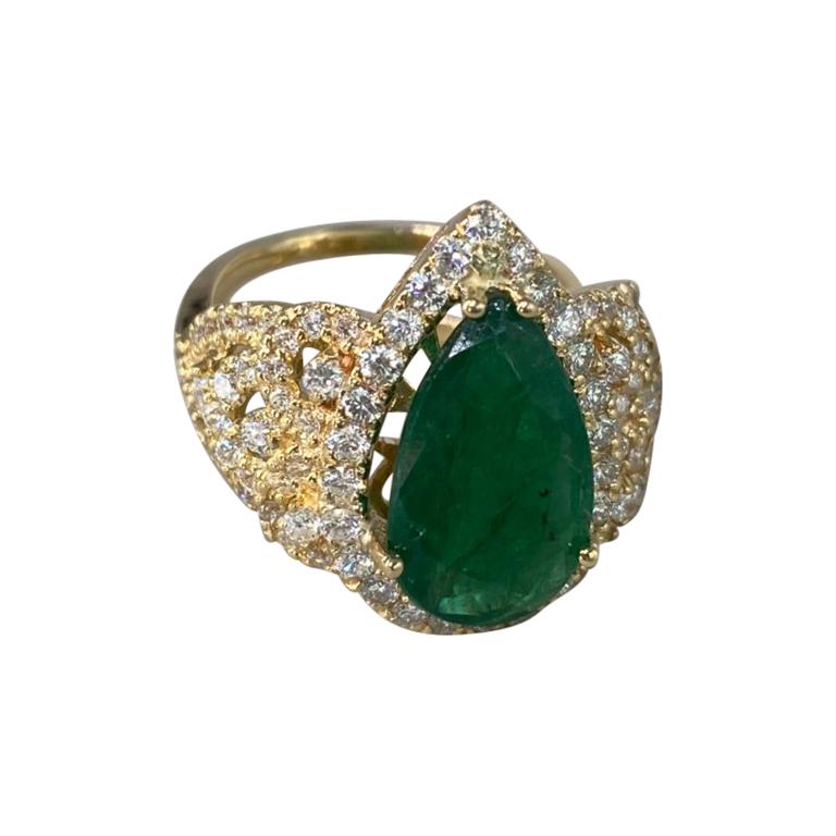 7.25 CTW Emerald 14K Yellow Gold Diamond Ring

Total Ring Weight: 9 Grams
Emerald Weight 5.25 Carat (13.00x9.00 Millimeters)
Diamond Weight: 2.00 carat (F-G Color, VS2-SI1 Clarity )
Face Measures: 18.85x13.35 Millimeter