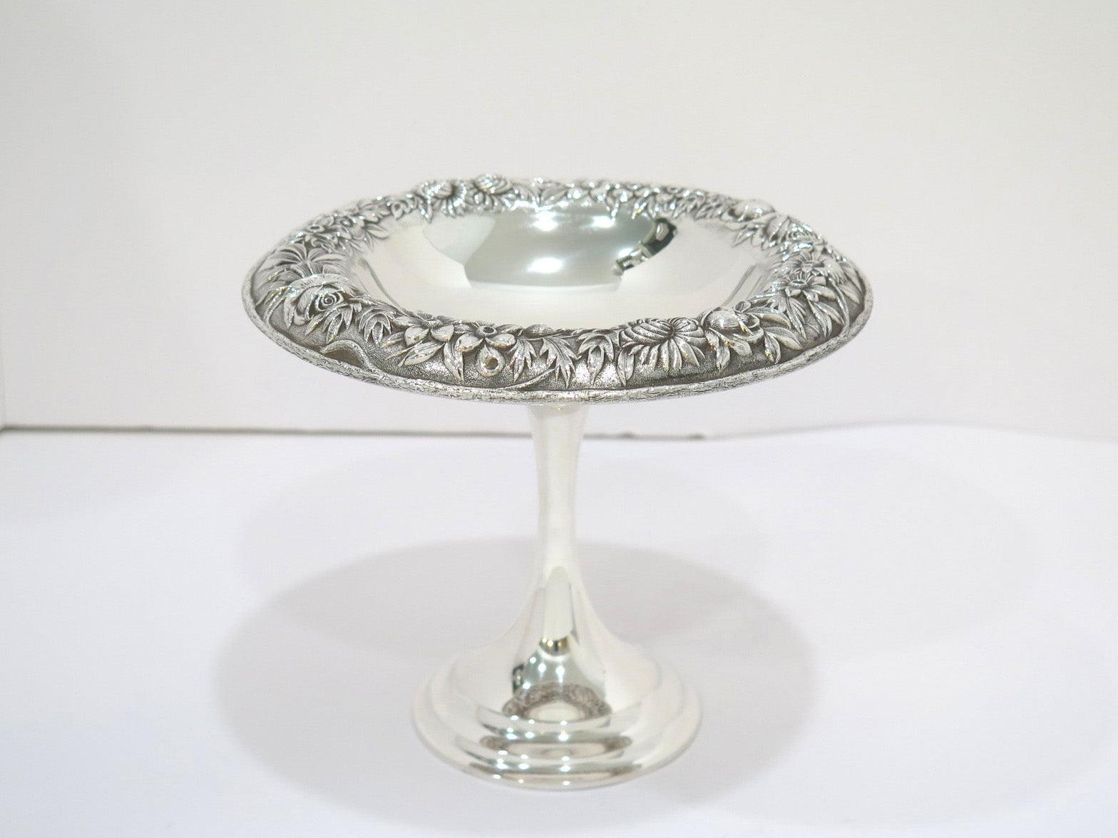 Américain Bol de service en argent sterling antique à fleurs repoussé sur pied S. Kirk & Son de 18 cm en vente