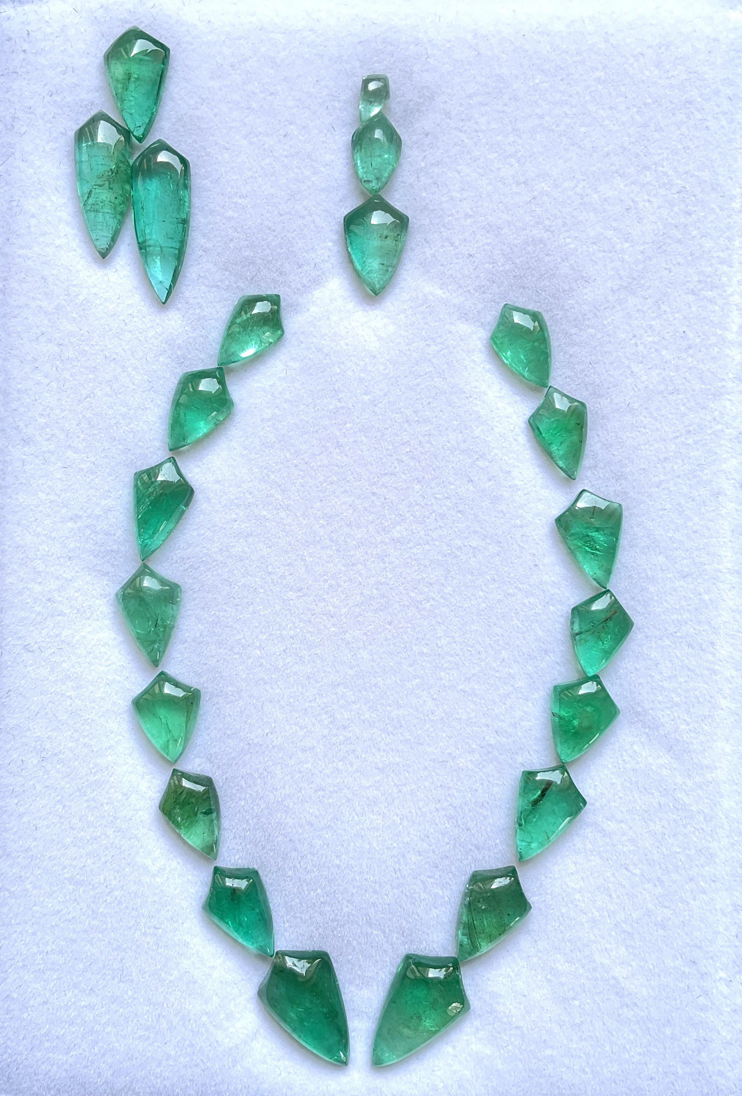 72.50 Karat Zambian Emerald Shield Pair Cabochon Stein für feinen Schmuck Natural Gem
Gewicht: 72,50 Karat
Größe: 7x4 bis 18x11 MM
Stückzahl: 22
Die Form: Schild
