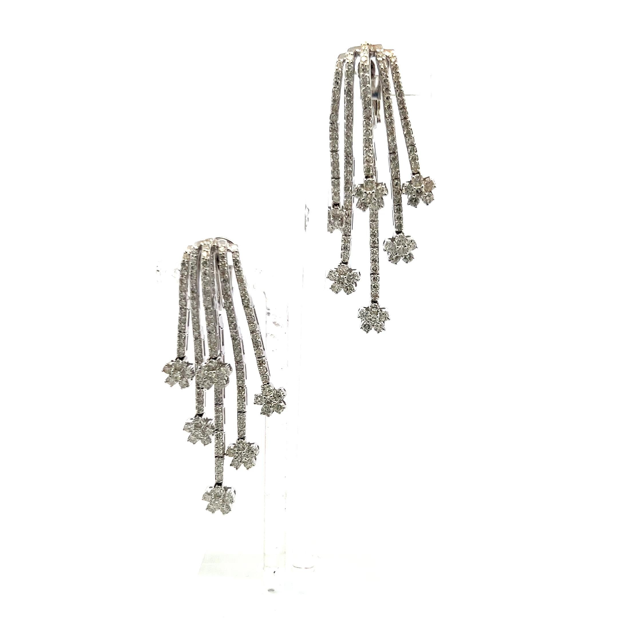 Donna Orecchini pendenti con diamanti tondi e brillanti da 7,25 carati in oro bianco 18 carati (F VS) in vendita
