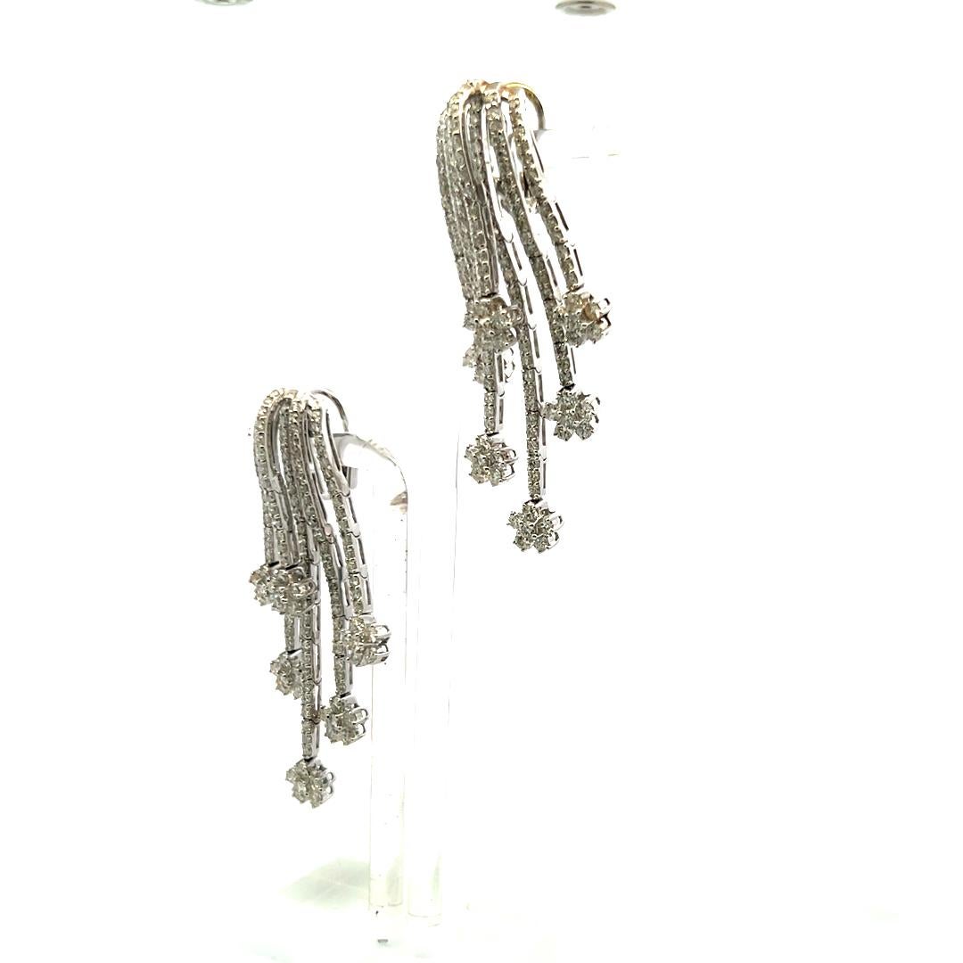 Orecchini pendenti con diamanti tondi e brillanti da 7,25 carati in oro bianco 18 carati (F VS) in vendita 1