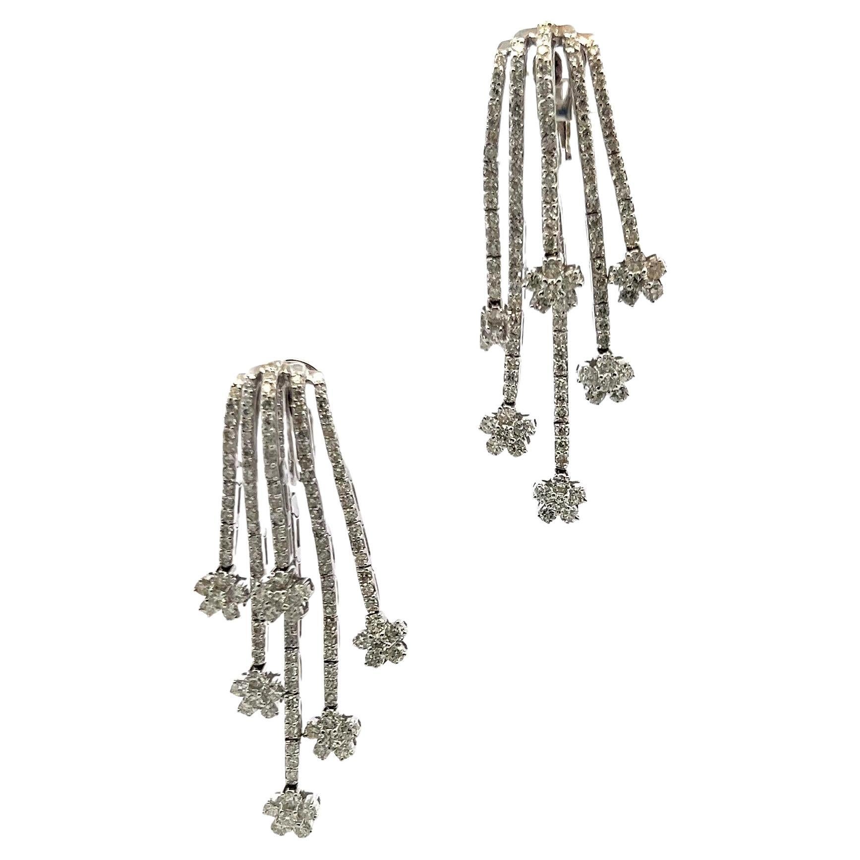 Orecchini pendenti con diamanti tondi e brillanti da 7,25 carati in oro bianco 18 carati (F VS)