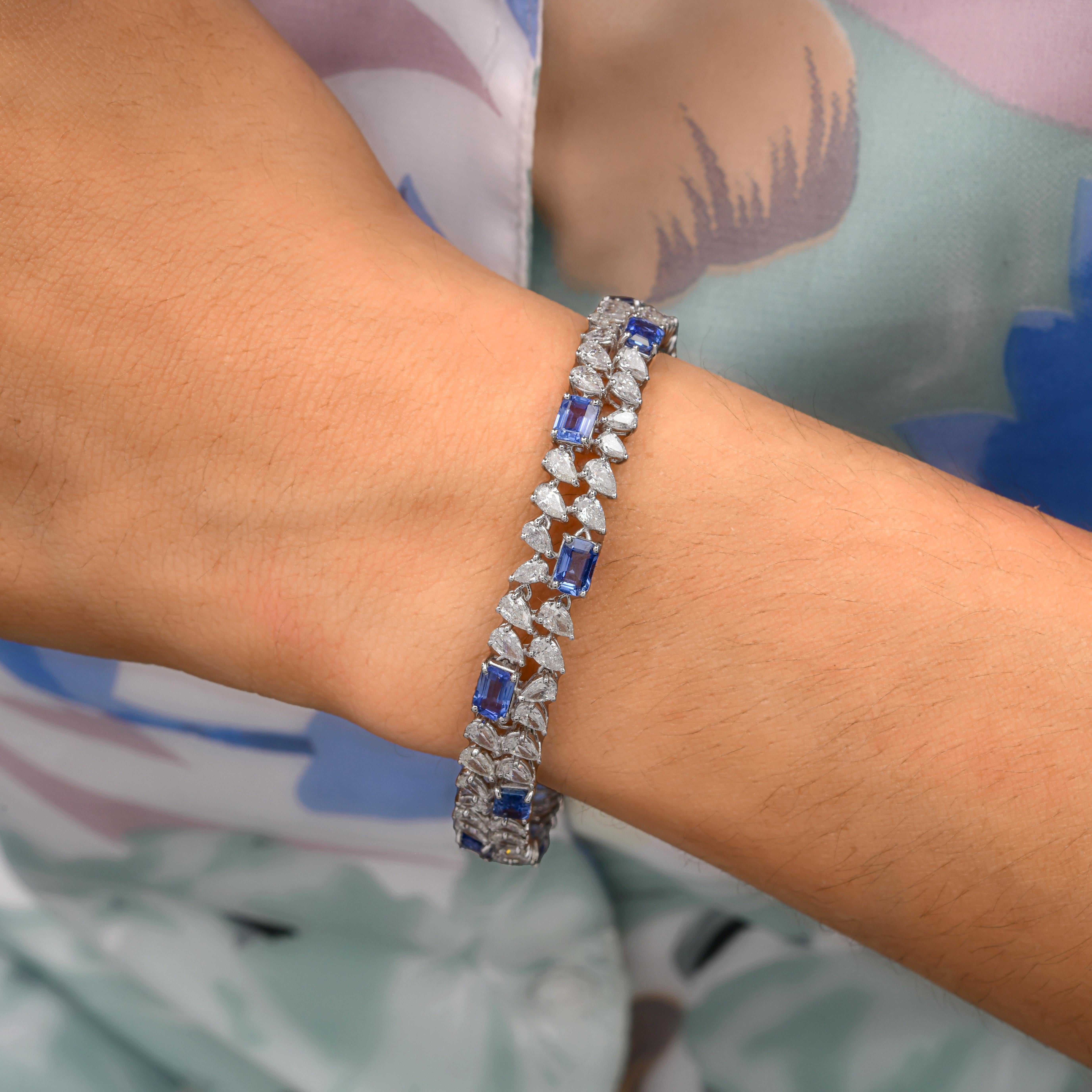Dieses exquisite Armband aus 18-karätigem Gold ist mit 7,25 Karat natürlichen blauen Saphiren und 7,27 Karat funkelnden Diamanten besetzt. Der blaue Saphir ist ein Geburtsstein des Monats September und soll geistige Klarheit und