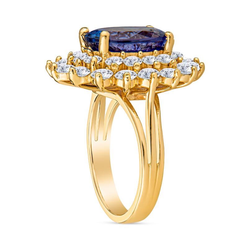 7.26 Carat Oval Cut Tanzanite with 4.00ctw Diamonds 18 Karat Yellow Gold Ring In New Condition For Sale In Houston, TX