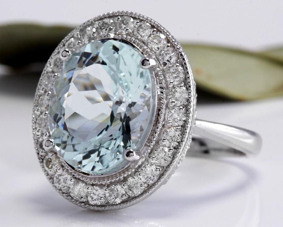 7.26 Karat Natürlicher Aquamarin und Diamant 14K Massiv Weißgold Ring

Natürlicher Aquamarin im Ovalschliff mit einem Gesamtgewicht von: 6.36 Karat

Aquamarin Maße: 13.65 x 11.52mm

Natürliche runde Diamanten Gewicht: .90 Karat (Farbe G-H / Reinheit