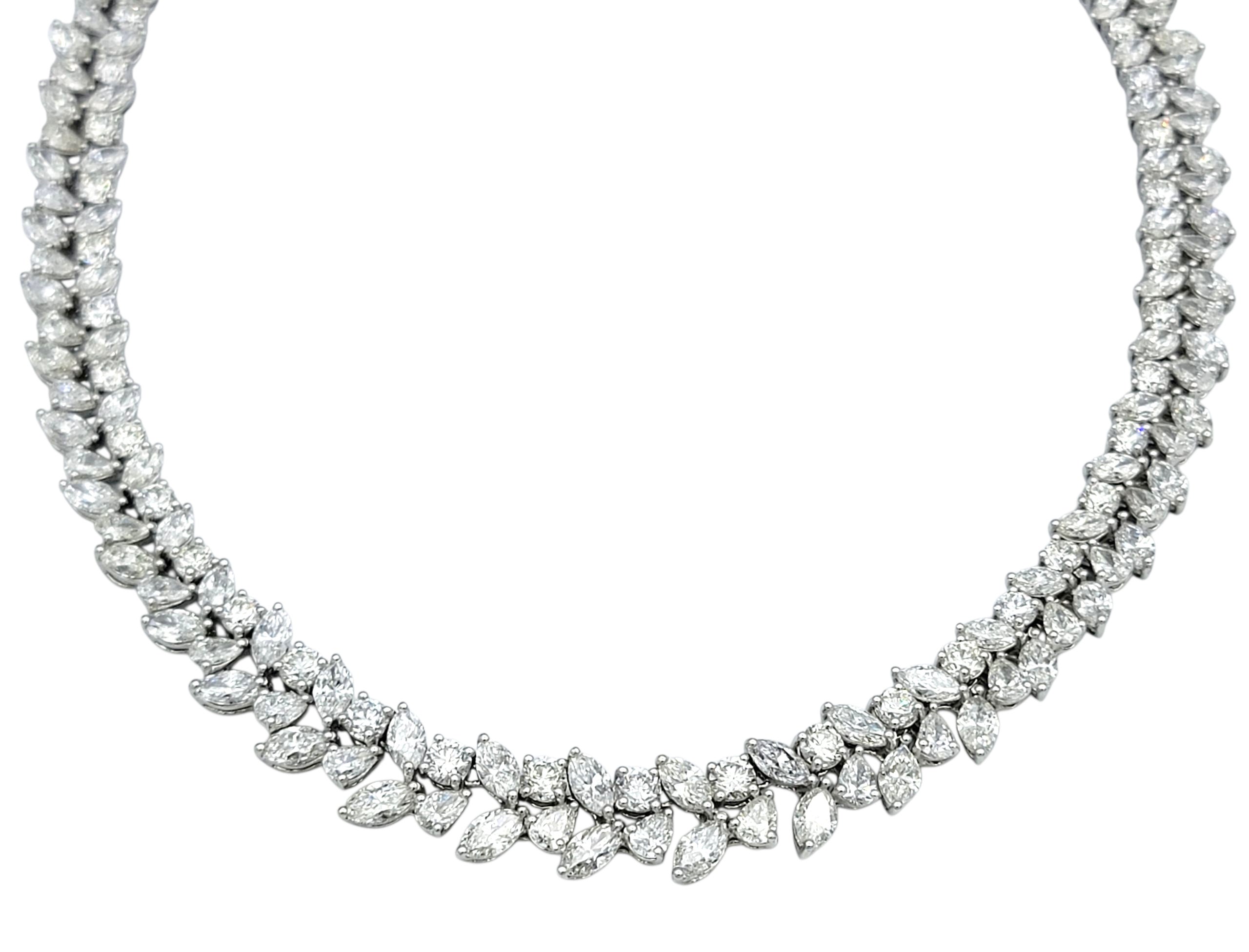 Diese atemberaubende Halskette aus 18 Karat Weißgold präsentiert außergewöhnliche 72,66 Karat Diamanten in einem auffälligen Kranzdesign. Das Schmuckstück zeichnet sich durch ein durchgehendes Muster aus Diamanten im Marquise-, Rundbrillant- und