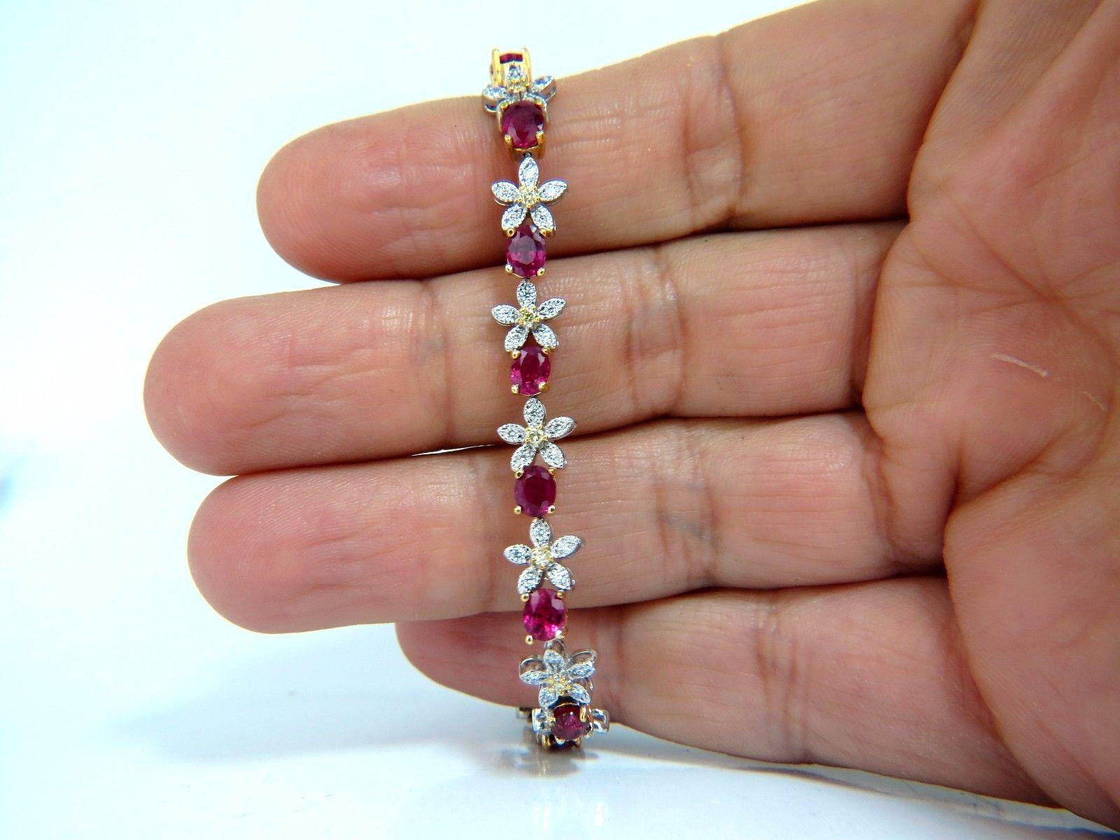 Bracelet tennis en or 18 carats avec grappe de fleurs en diamants et rubis naturels rouges de 7,27 carats Neuf - En vente à New York, NY