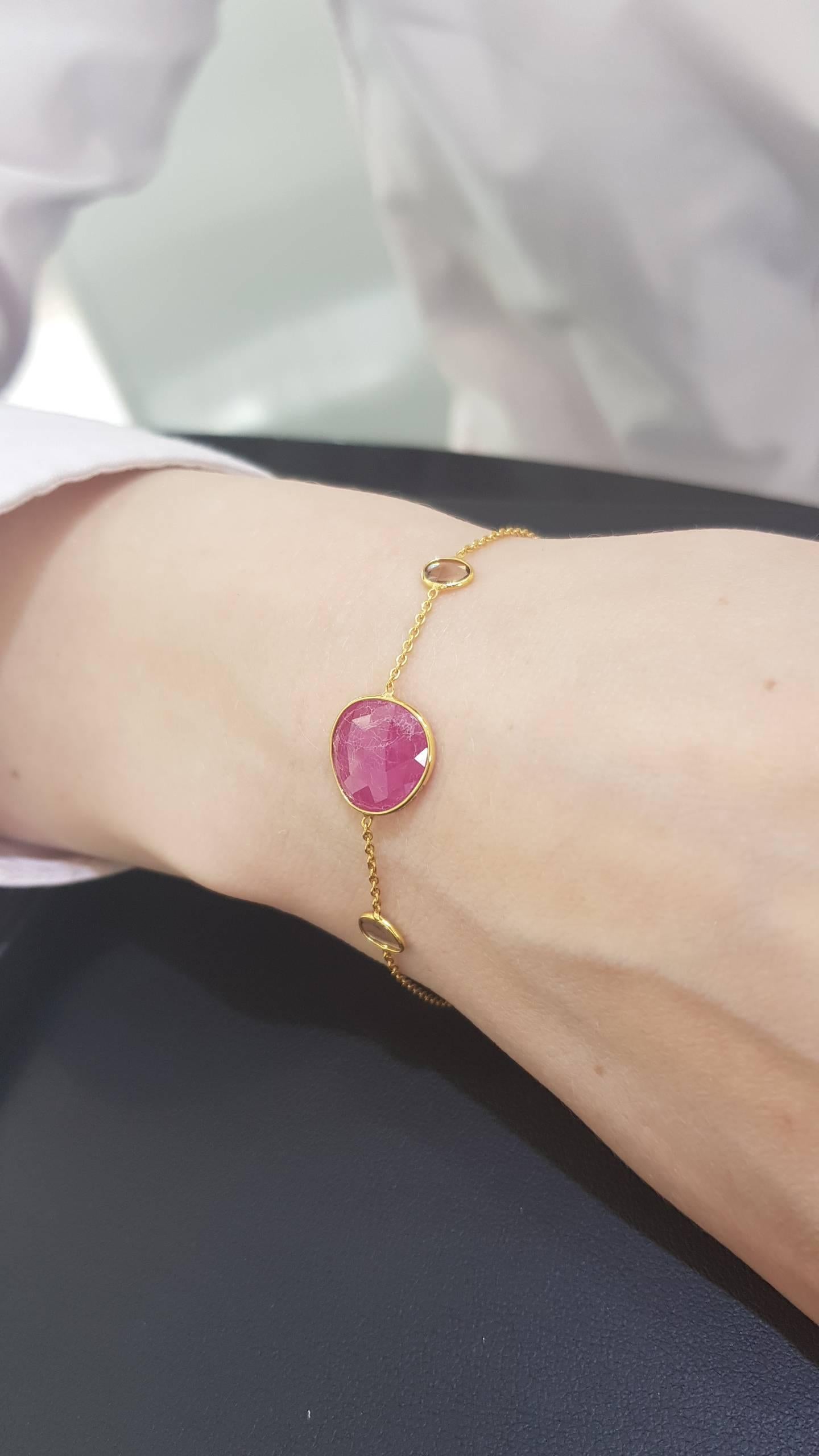 7.27 Carat Rose Cut Ruby Diamond 18 Karat Yellow Gold Tresor Artisan Bracelet  im Zustand „Neu“ in London, GB