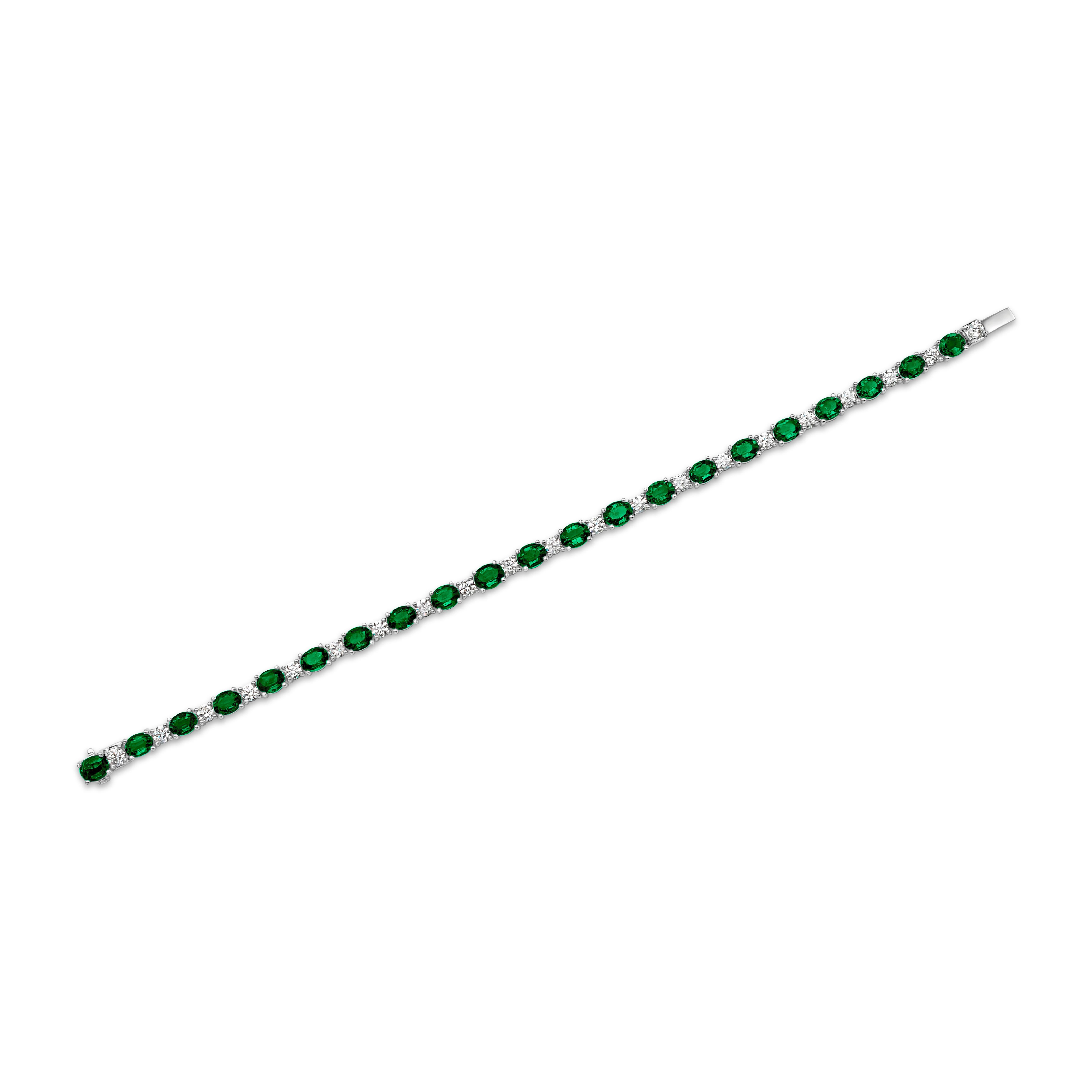Contemporary Roman Malakov 5.33 Carat Oval Cut Colombian Emerald with Diamond Tennis Bracelet For Sale