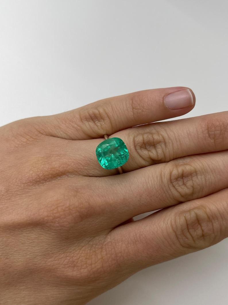 Smeraldo colombiano verde bluastro medio da 7.28 carati - Gemma Chivor con taglio a cuscino in vendita 4