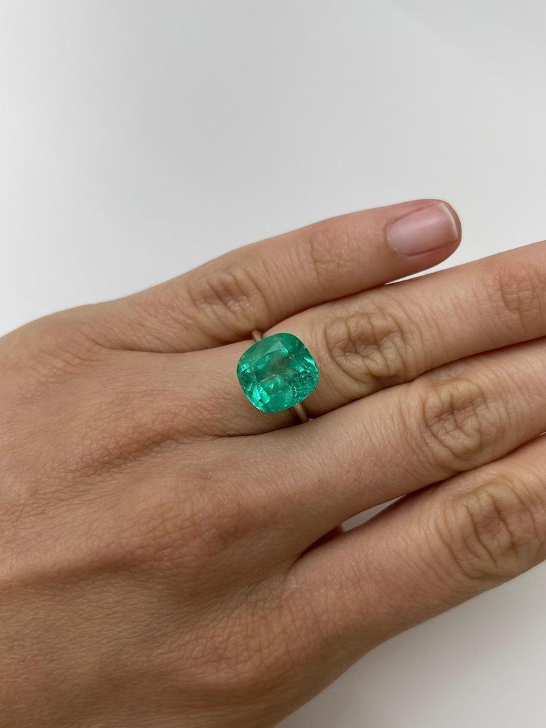 Smeraldo colombiano verde bluastro medio da 7.28 carati - Gemma Chivor con taglio a cuscino in vendita 3