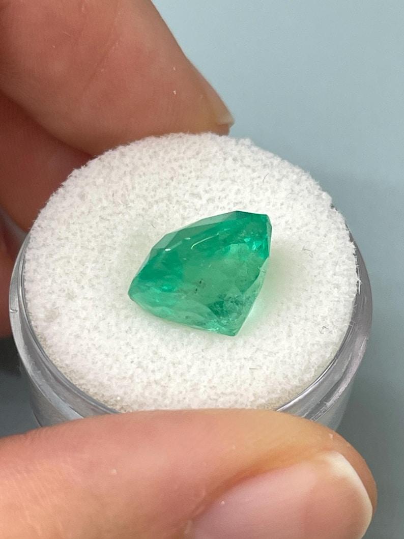 Smeraldo colombiano verde bluastro medio da 7.28 carati - Gemma Chivor con taglio a cuscino in vendita 2