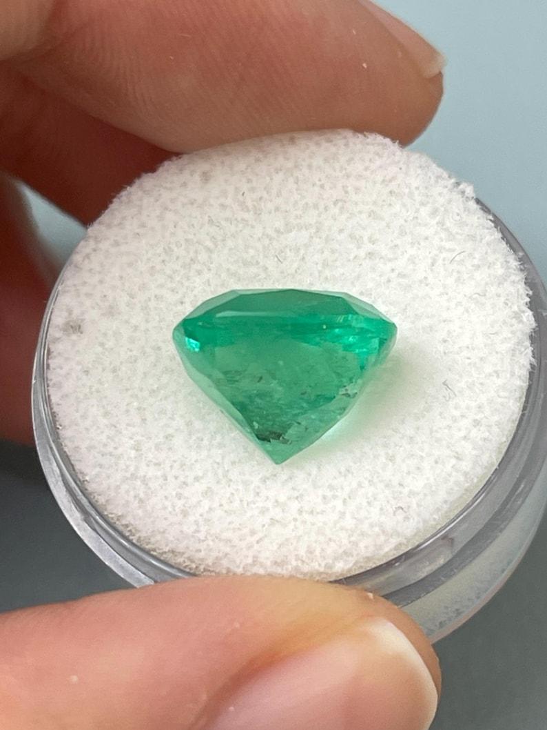 Smeraldo colombiano verde bluastro medio da 7.28 carati - Gemma Chivor con taglio a cuscino in vendita 1