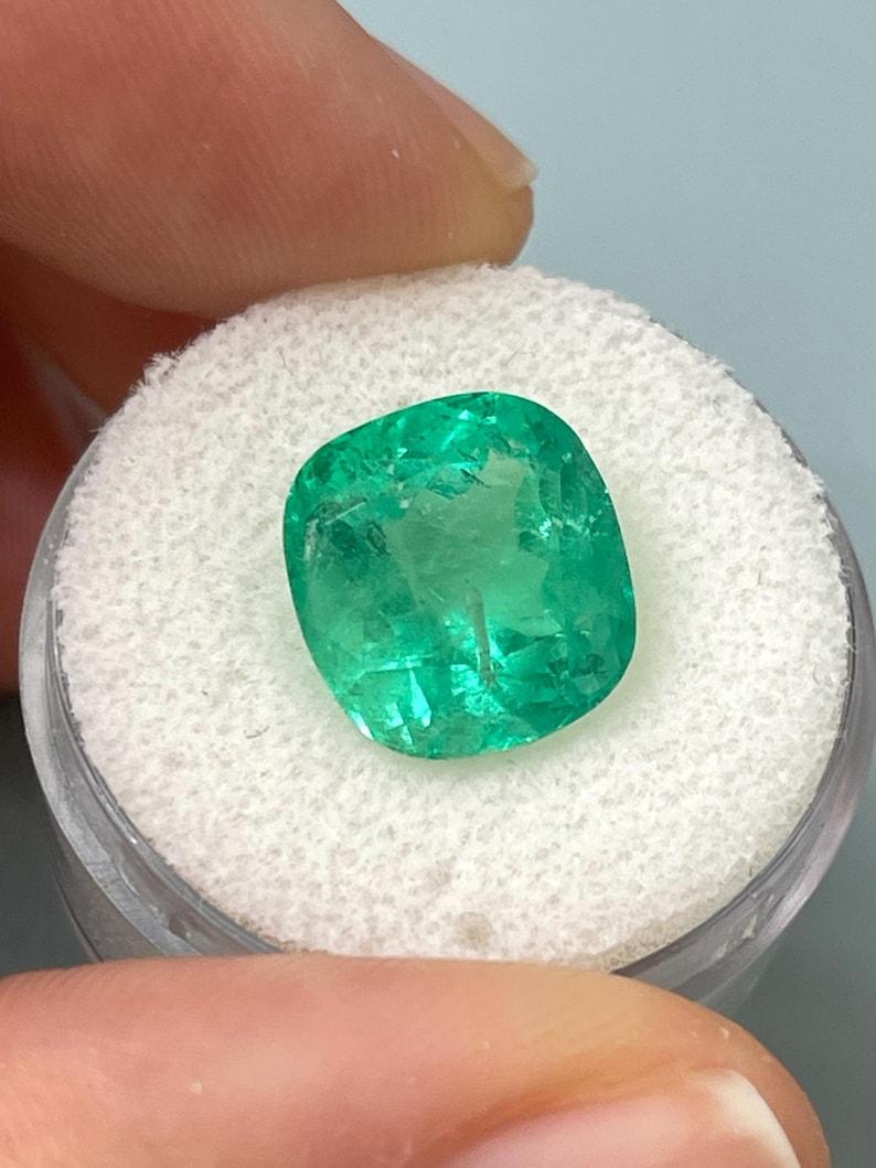 Taglio cuscino Smeraldo colombiano verde bluastro medio da 7.28 carati - Gemma Chivor con taglio a cuscino in vendita