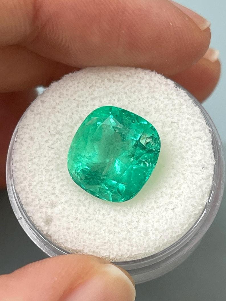 Smeraldo colombiano verde bluastro medio da 7.28 carati - Gemma Chivor con taglio a cuscino In condizioni Nuovo in vendita a Jupiter, FL