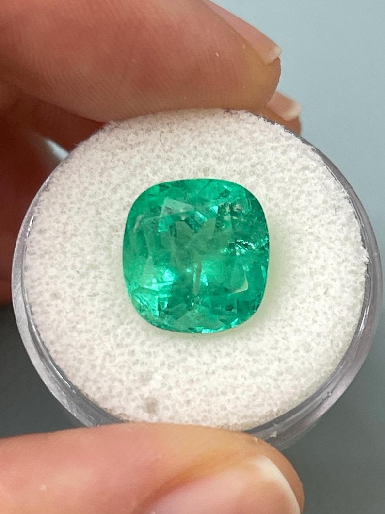 Moderno Smeraldo colombiano verde bluastro medio da 7.28 carati - Gemma Chivor con taglio a cuscino in vendita