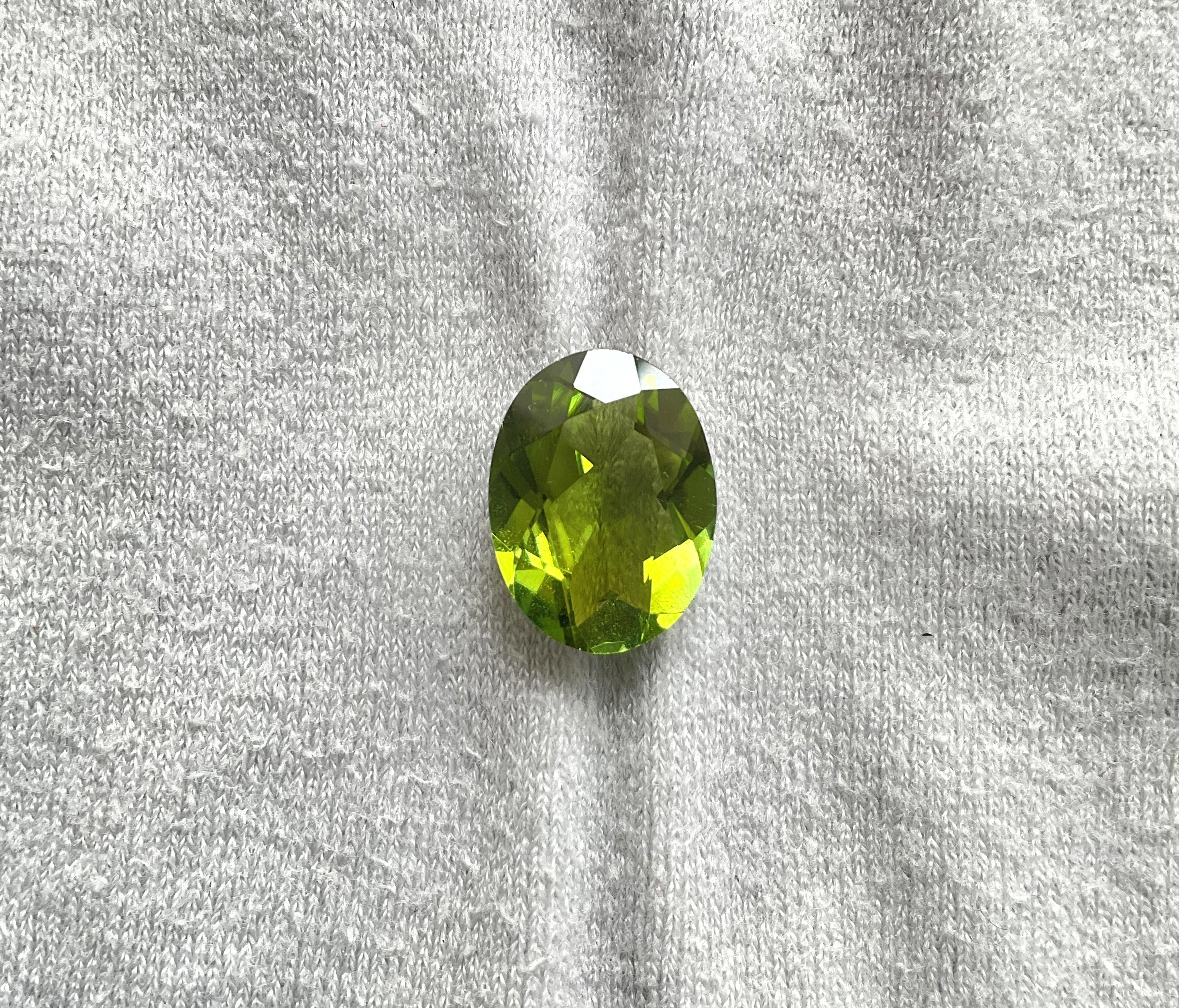 Taglio ovale 7,28 carati di tormalina verde ovale sfaccettata Pietra da taglio Fine Gioielleria Gemma naturale in vendita