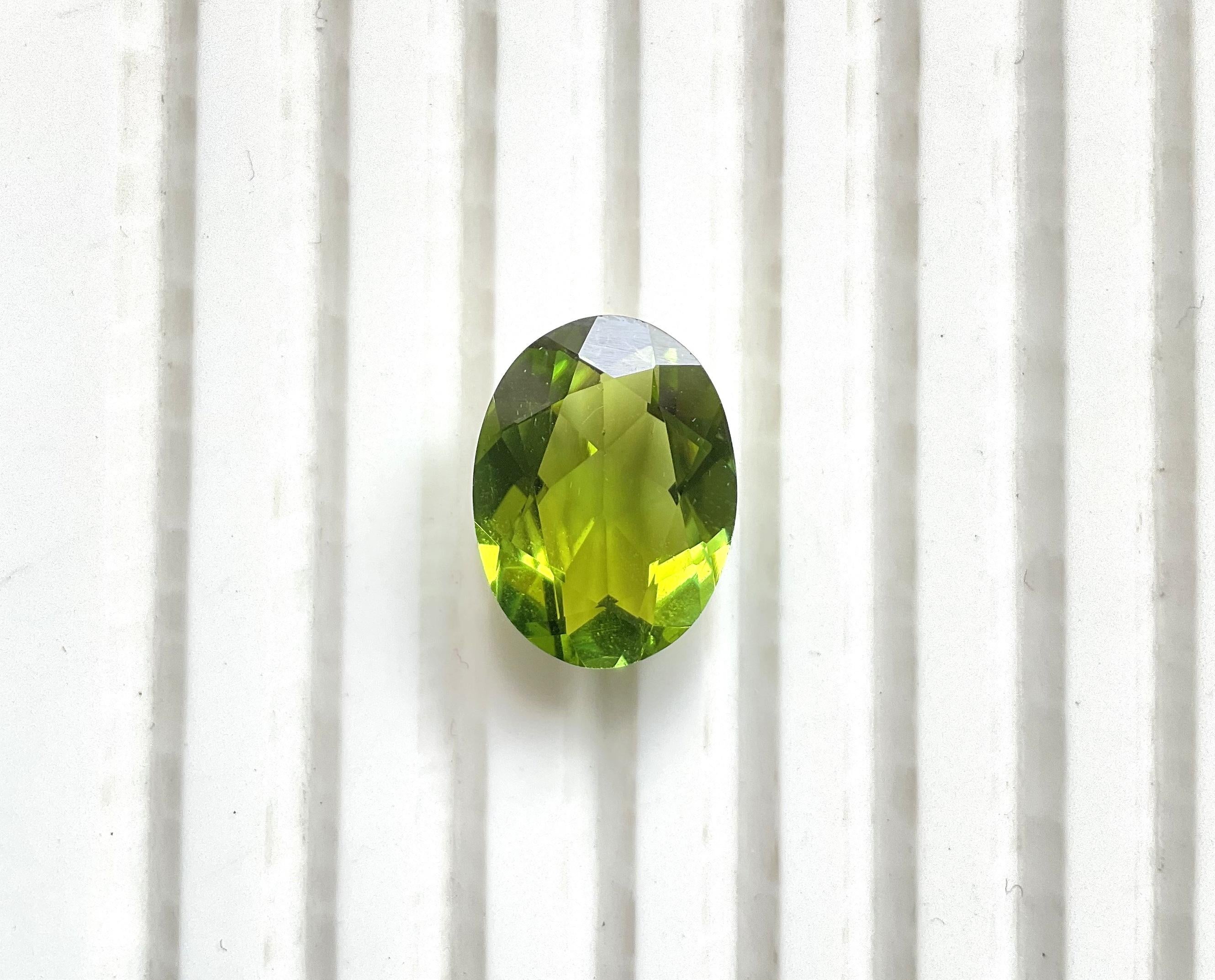 7,28 carati di tormalina verde ovale sfaccettata Pietra da taglio Fine Gioielleria Gemma naturale in vendita 1