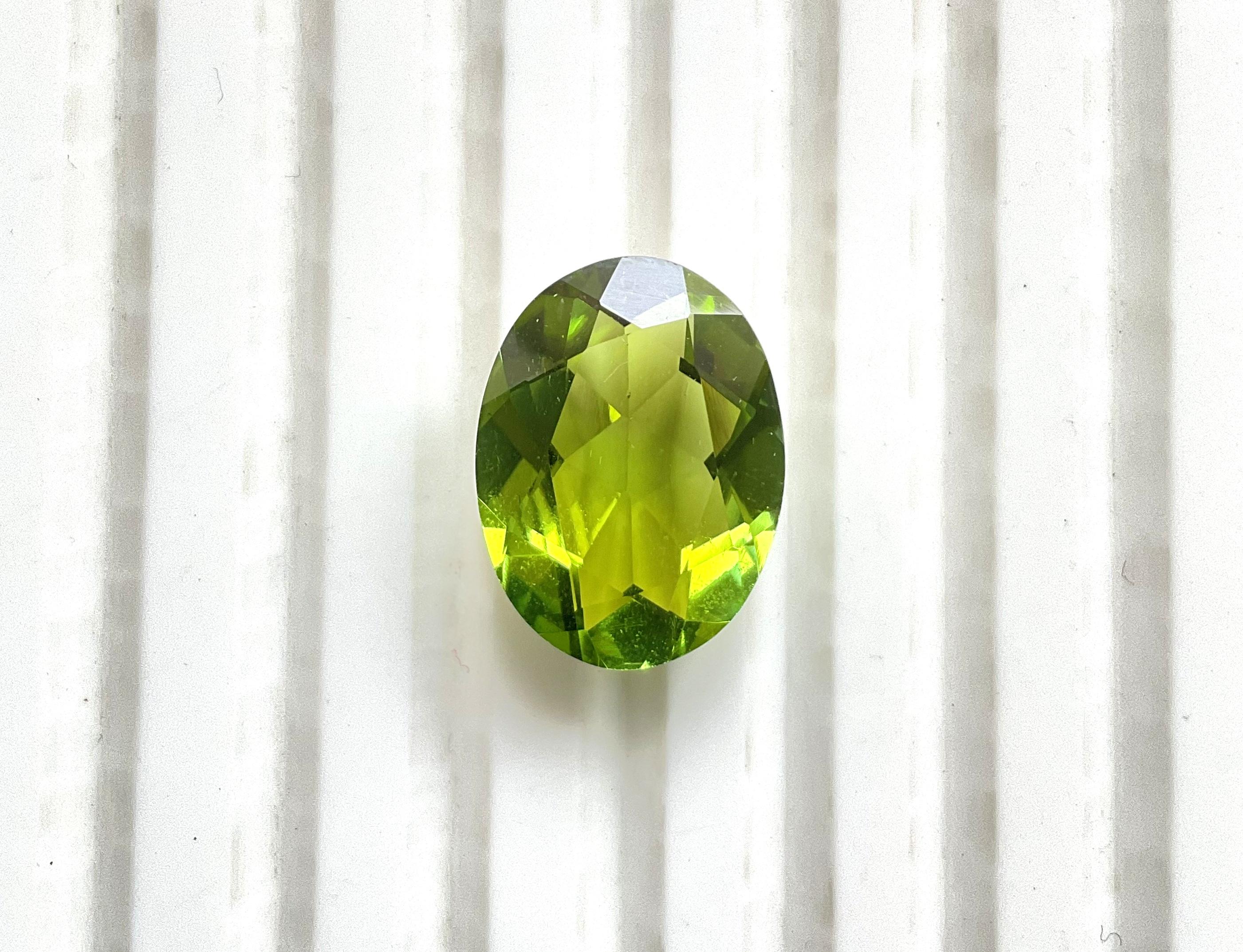 7,28 carati di tormalina verde ovale sfaccettata Pietra da taglio Fine Gioielleria Gemma naturale in vendita 2