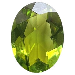 Pierre précieuse naturelle de tourmaline verte ovale facettée de 7,28 carats
