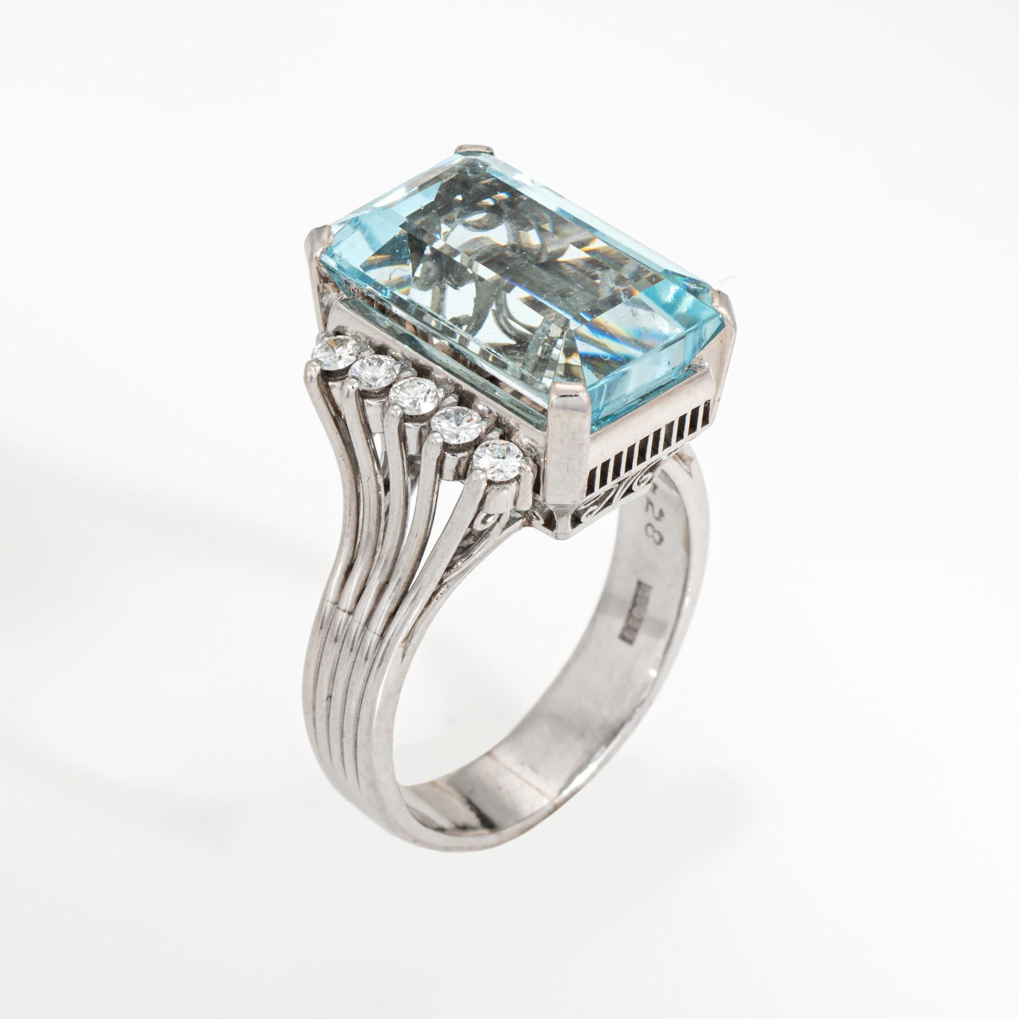 Eleganter Cocktailring mit Aquamarin und Diamant aus 900er Platin. 

Der Aquamarin im Smaragdschliff misst 14,5 x 9,5 mm (geschätzter Wert: 7,28 Karat). Die Diamanten haben insgesamt schätzungsweise 0,30 Karat (geschätzte Farbe H-I und Reinheit