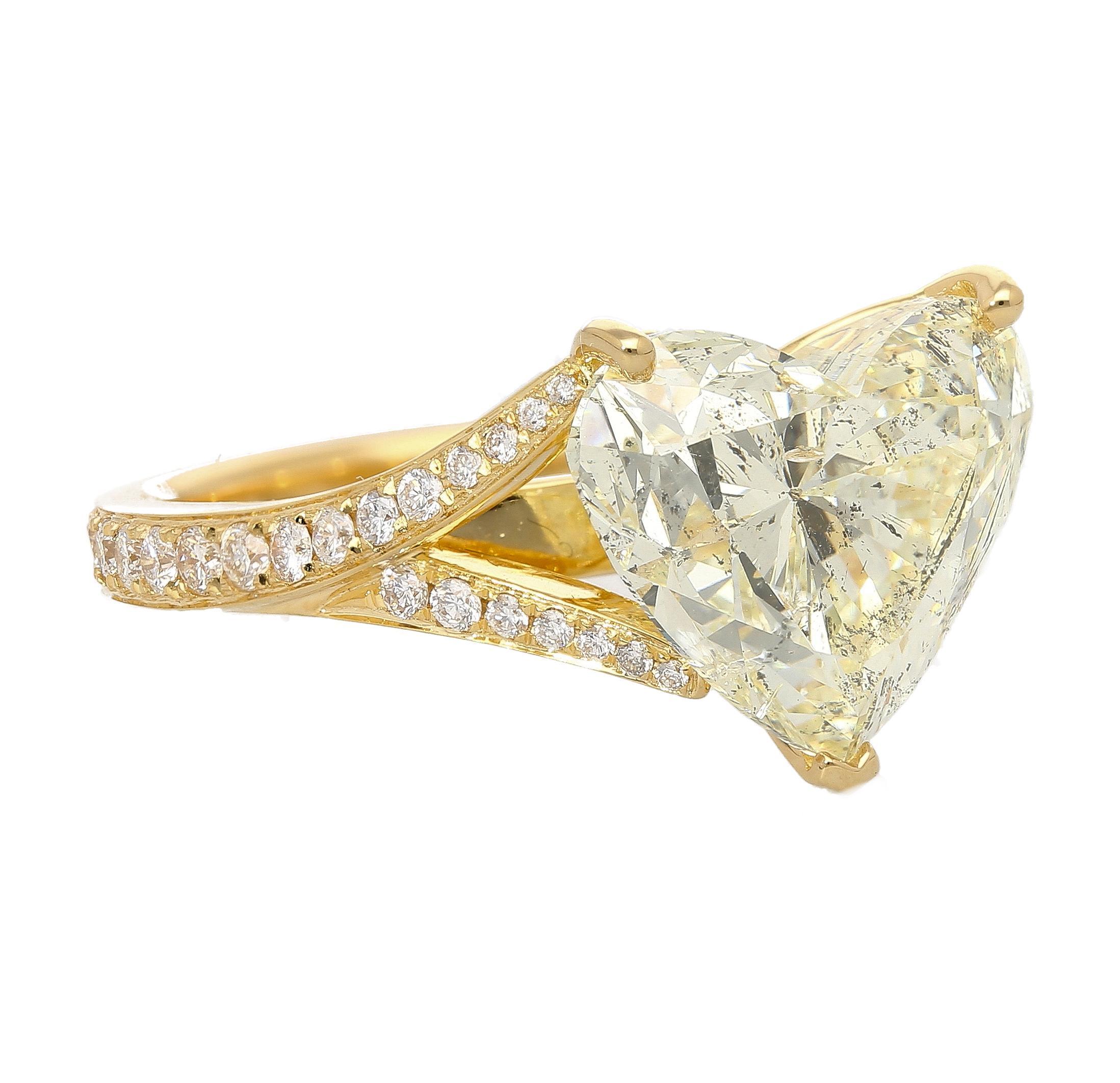 Questo anello di fidanzamento assolutamente straordinario presenta un gambo a stecca in oro bianco 18 carati. Alla sua testa si trova un diamante brillante taglio cuore da 7,29 carati con tonalità calda e purezza I1. Accuratamente posizionati lungo