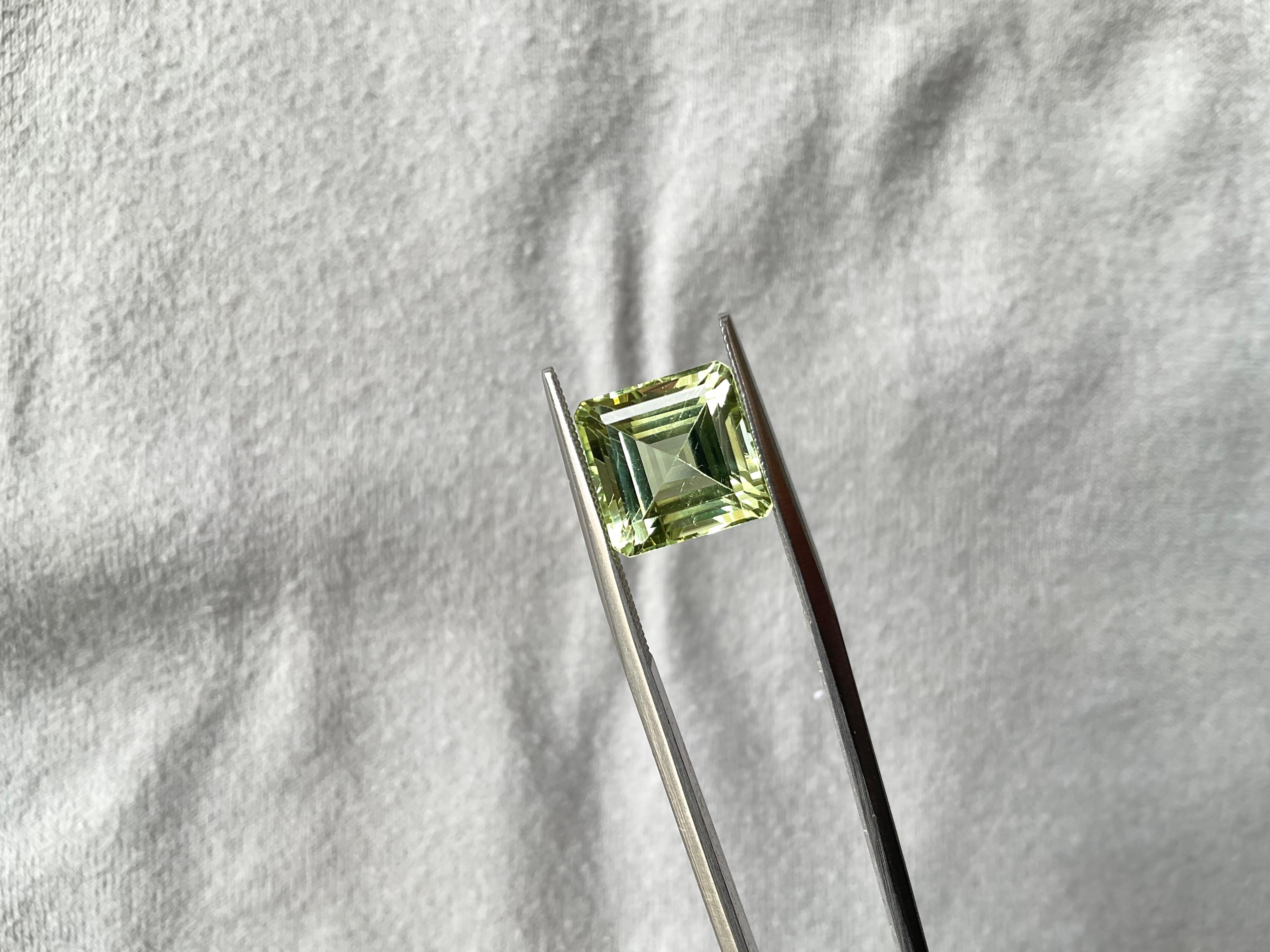 Art déco Pierre précieuse naturelle de 7.29 carats, tourmaline verte carrée à facettes de qualité supérieure en vente