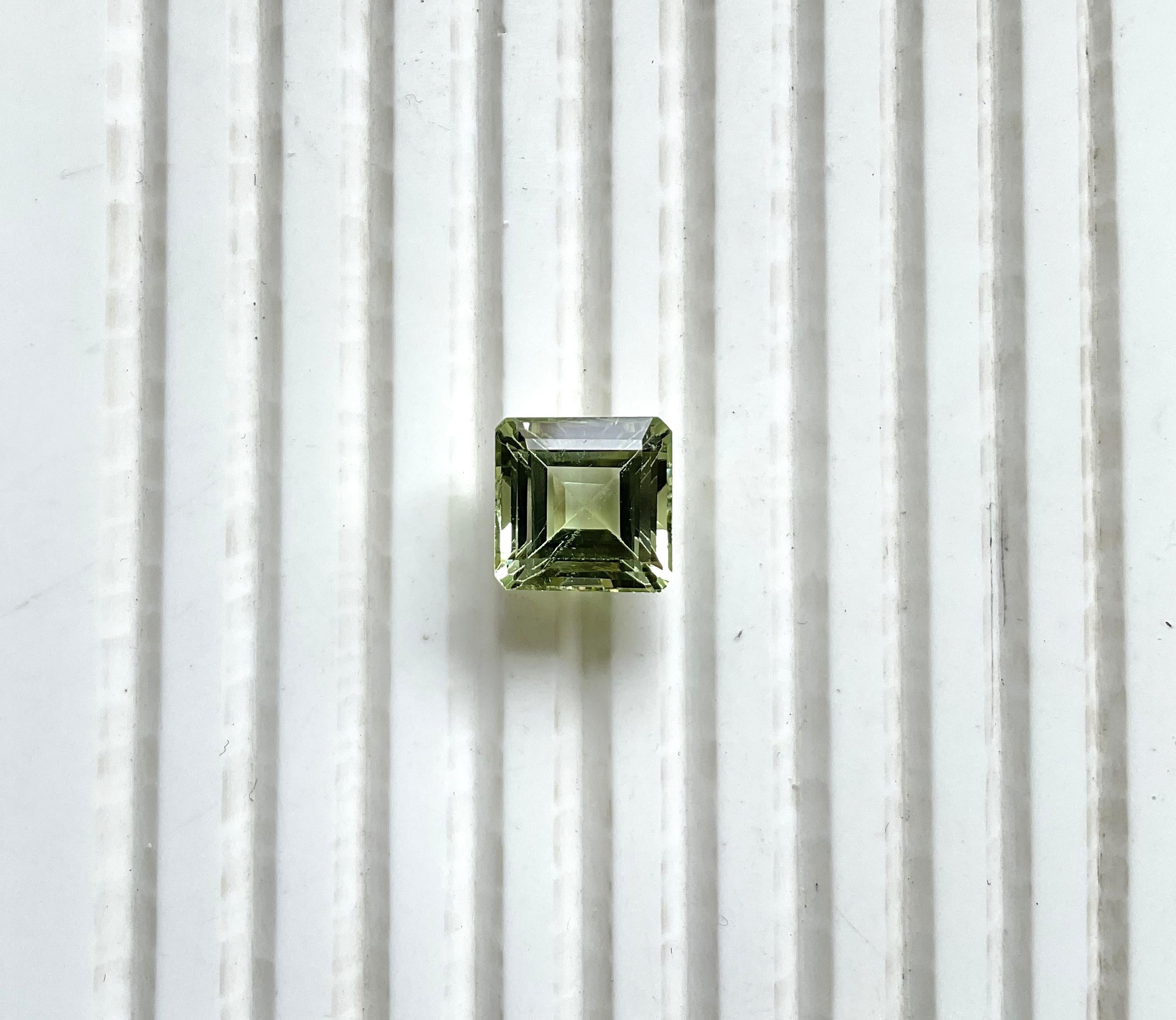 Pierre précieuse naturelle de 7.29 carats, tourmaline verte carrée à facettes de qualité supérieure Unisexe en vente