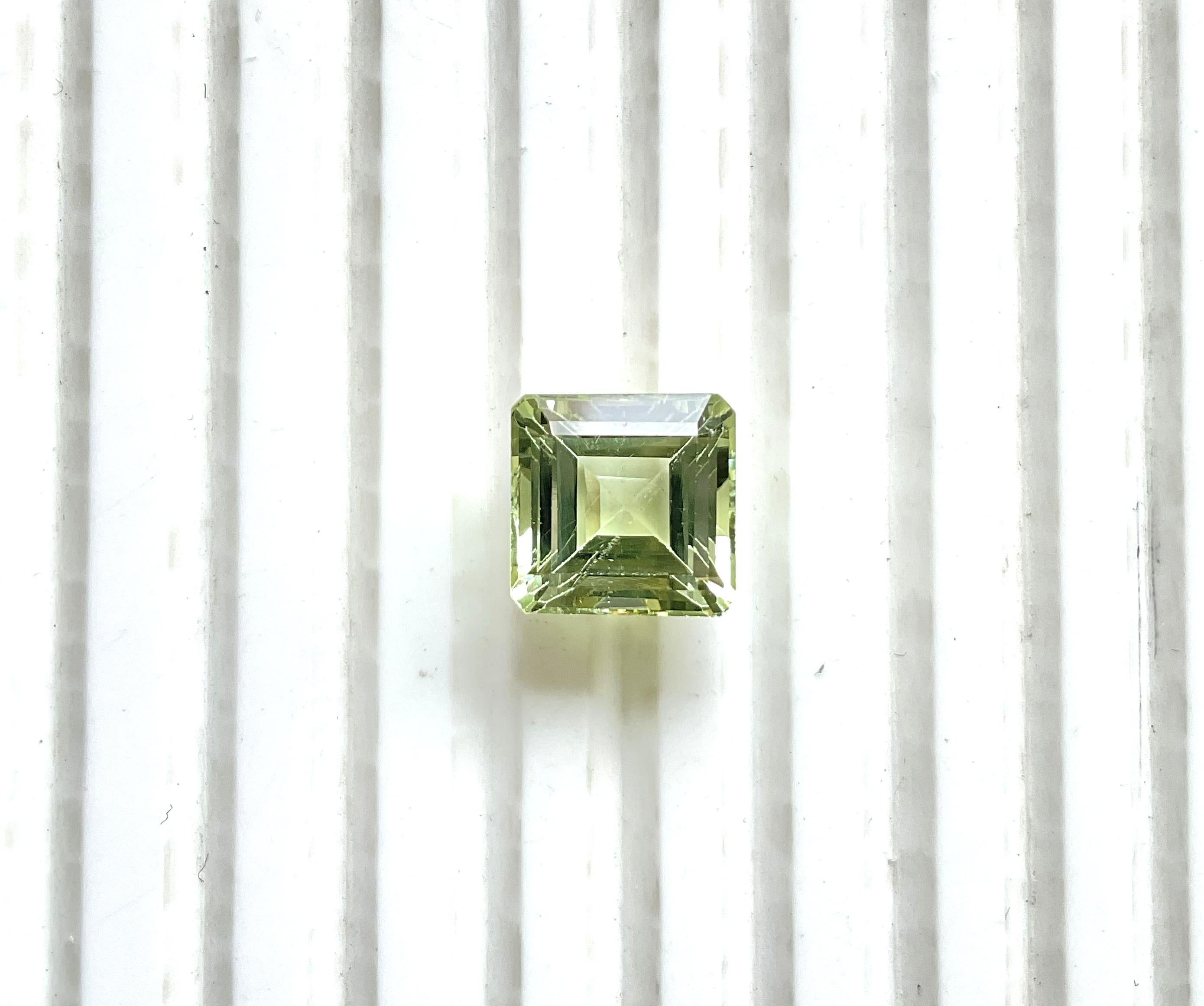 Pierre précieuse naturelle de 7.29 carats, tourmaline verte carrée à facettes de qualité supérieure en vente 1