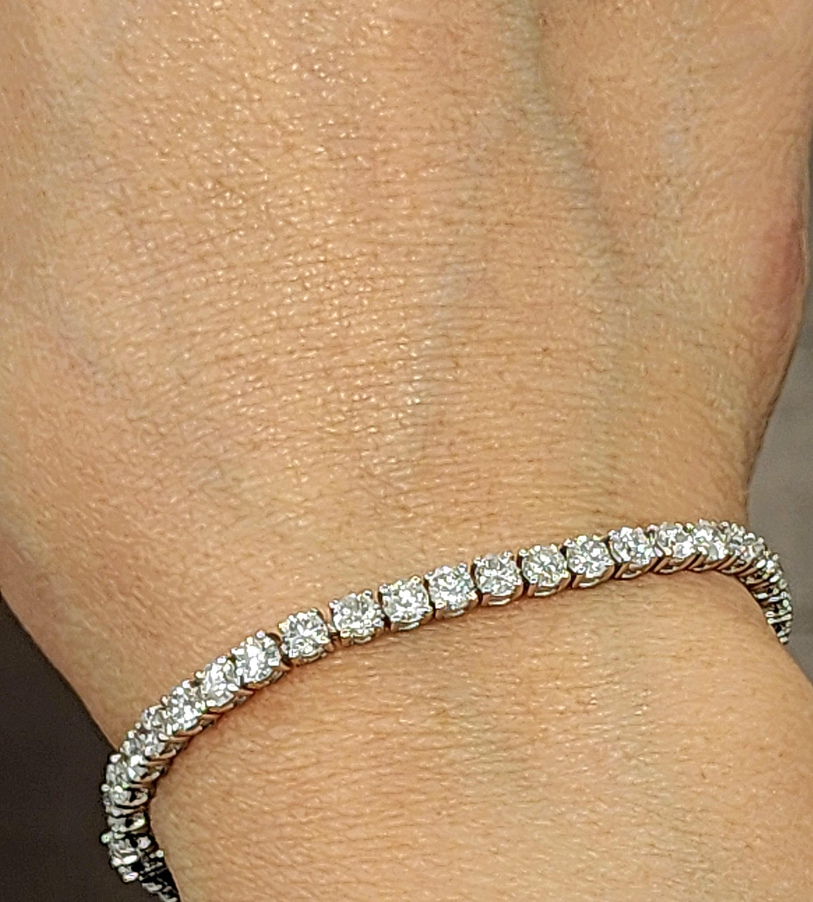 Ce bracelet de tennis exquis est un véritable chef-d'œuvre. Whiting : 51 diamants ronds d'un poids total de 7,29 carats, d'une couleur blanche F/G et d'une pureté VS2/SI1. Fabriqué en platine, le bracelet mesure 7 pouces de long. D'un design moderne